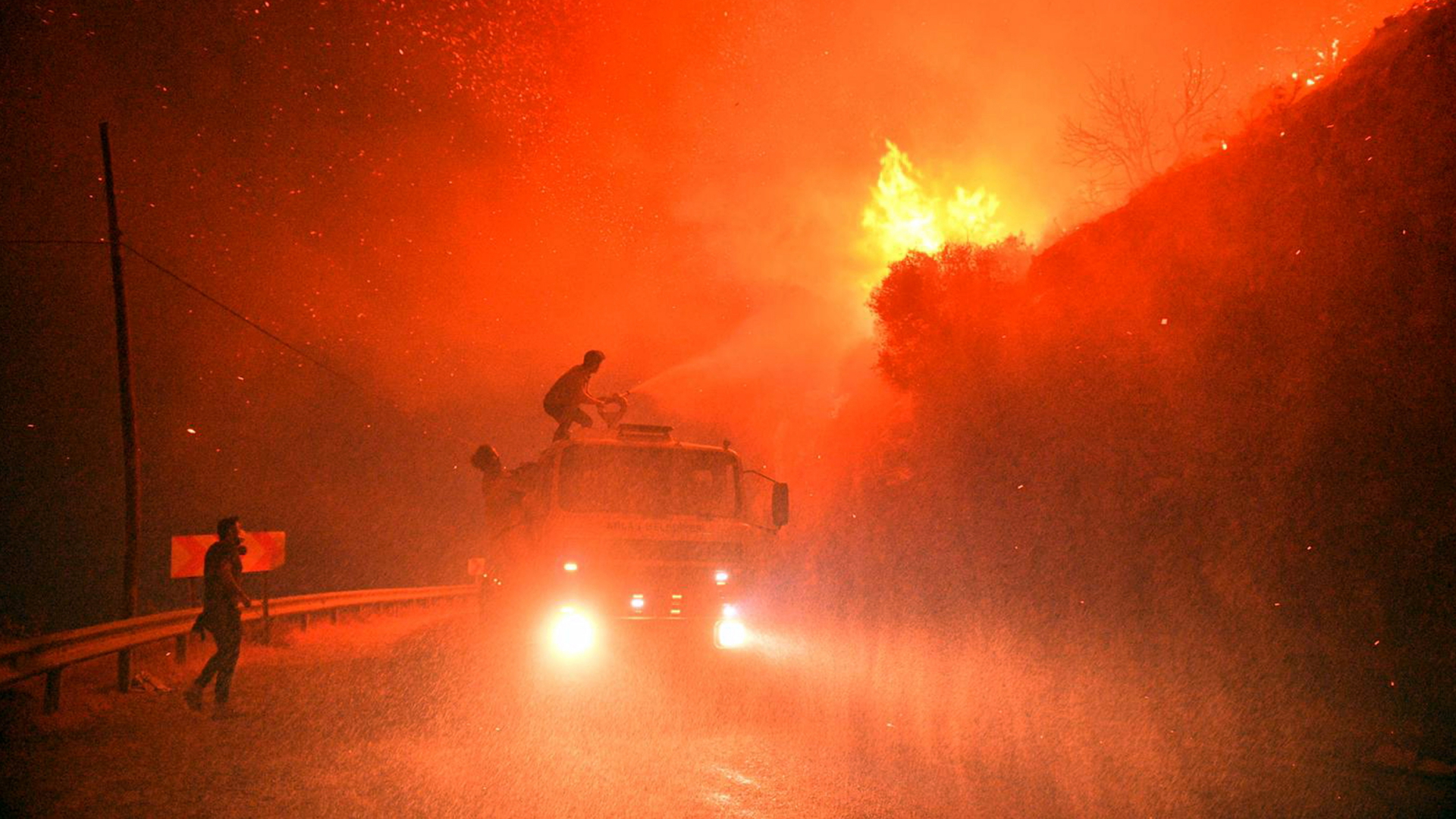 Feuerwehrleute kämpfen im türkischen Mulga gegen die Flammen. | dpa