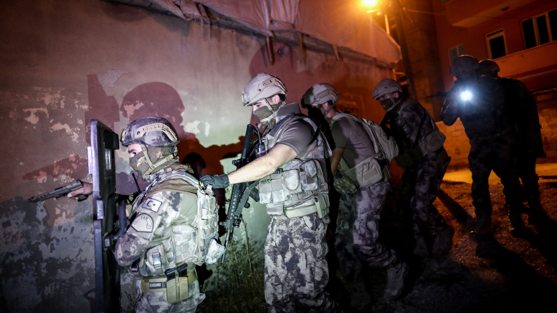 Einsatzkräfte stürmen das Versteck von Flüchtlingen in der türkischen Grenzstadt Van (Archivbild) | EPA