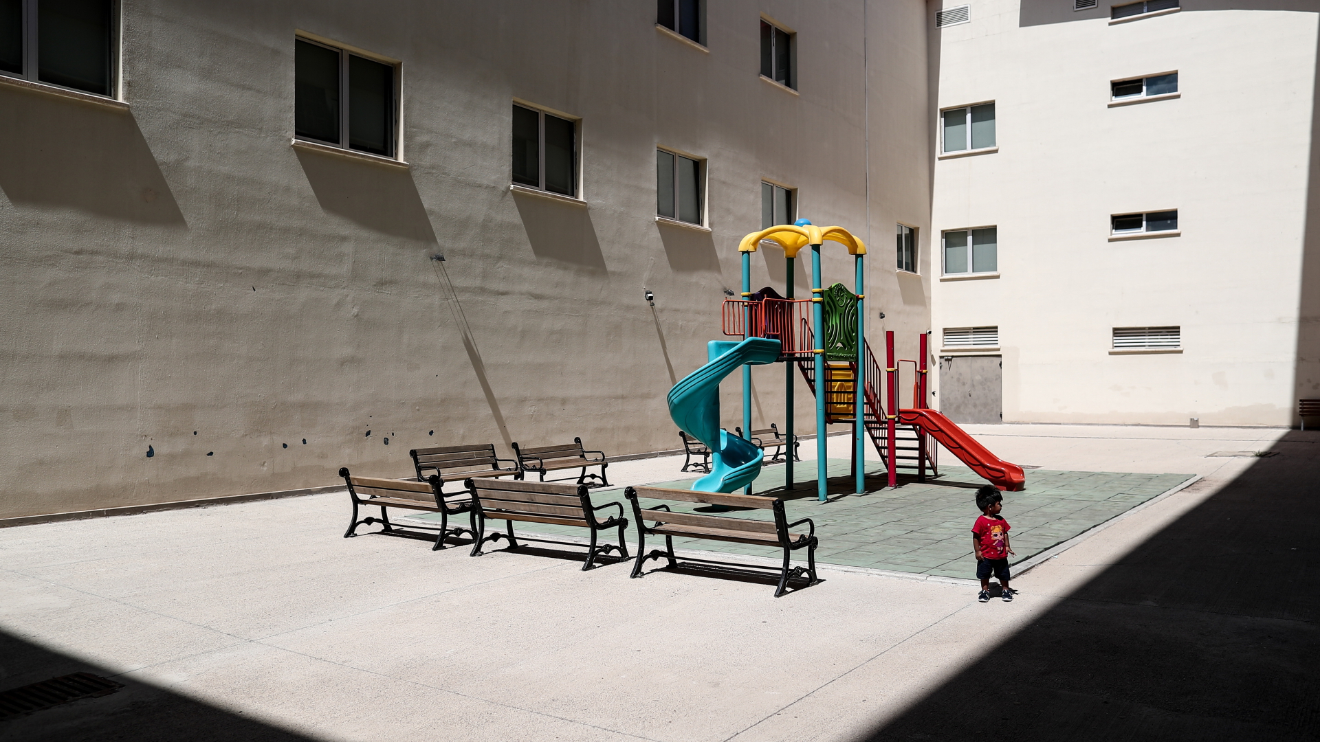 Ein Kind steht vor einem Spielplatz im Abschiebezentrum in Van (Archivbild) | EPA