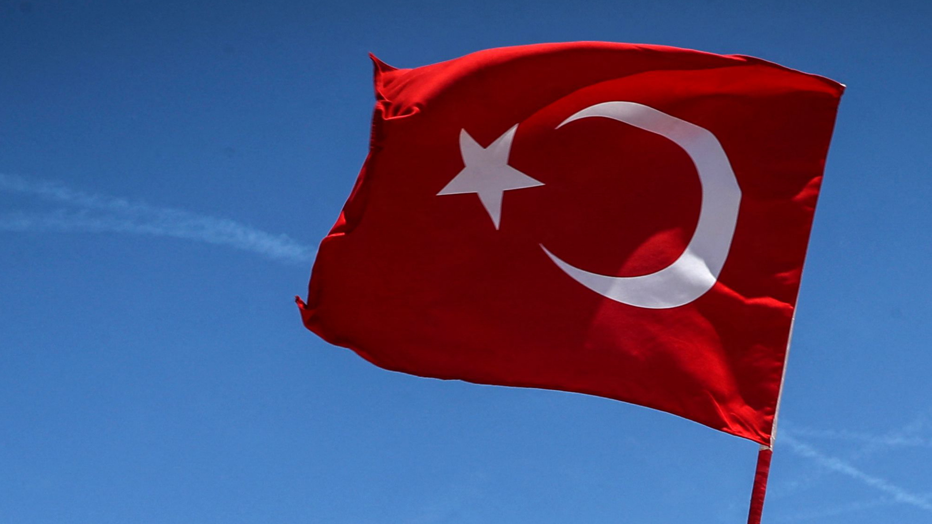 Die türkische Landesflagge weht vor blauem Himmel. | AFP