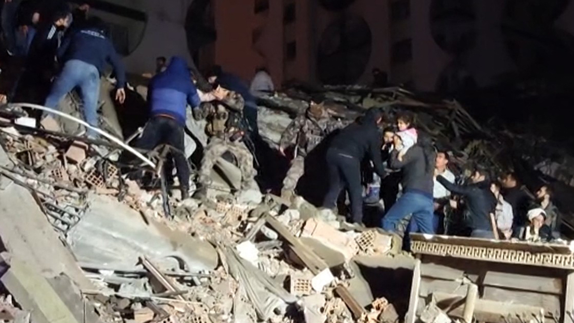 Menschen stehen in Trümmern von Gebäuden und suchen nach Überlebenden des Erdbebens  | AFP