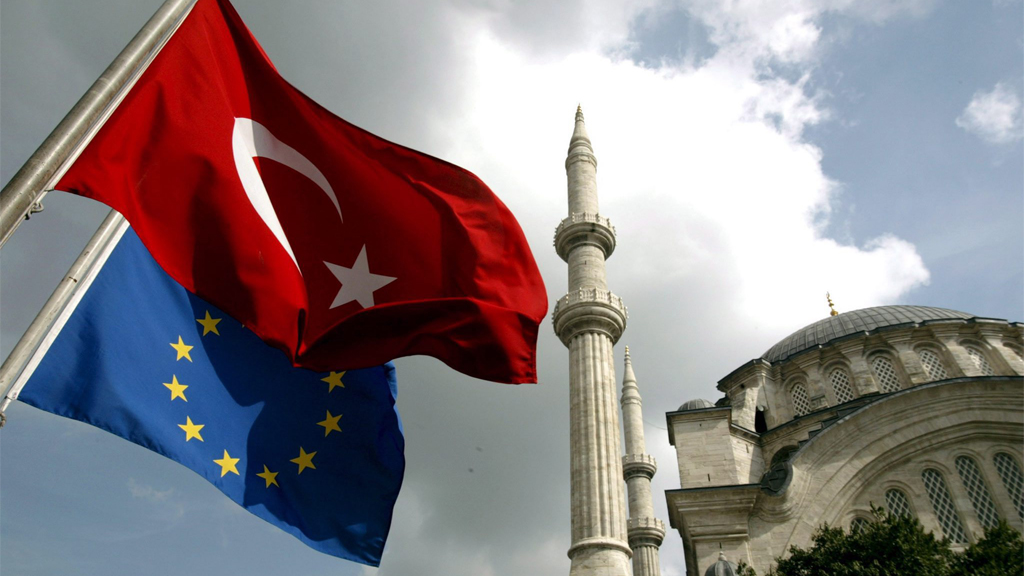 Flaggen der Türkei und der EU