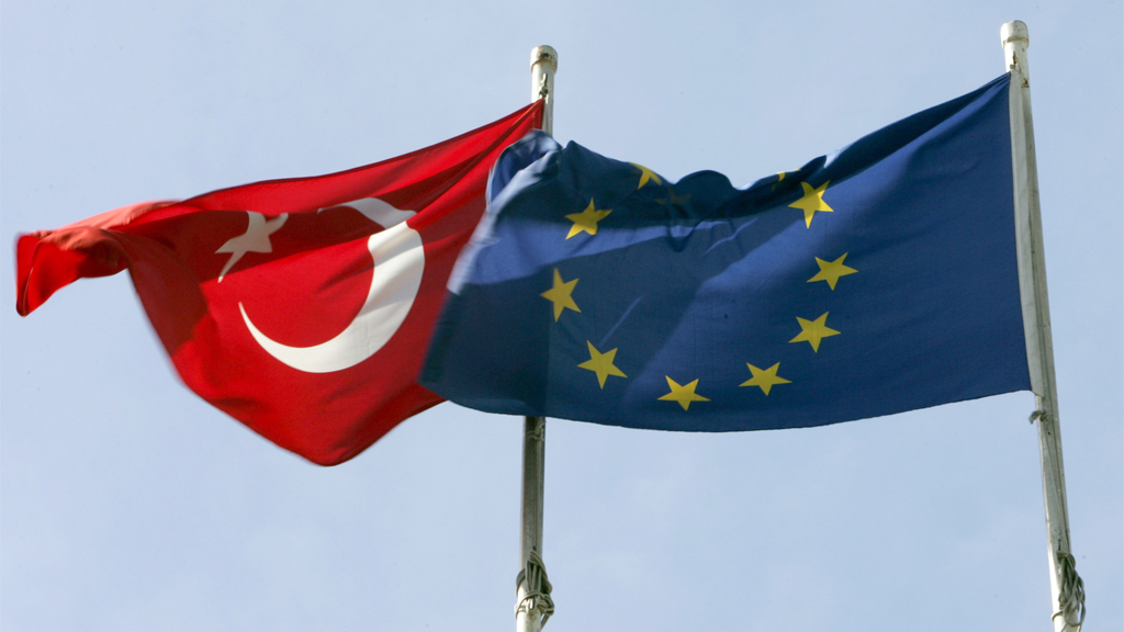 Fahnen der Türkei und EU