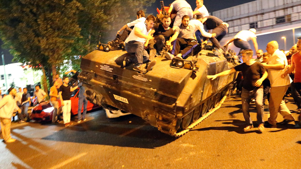 Demonstranten erobern einen Panzer in Istanbul