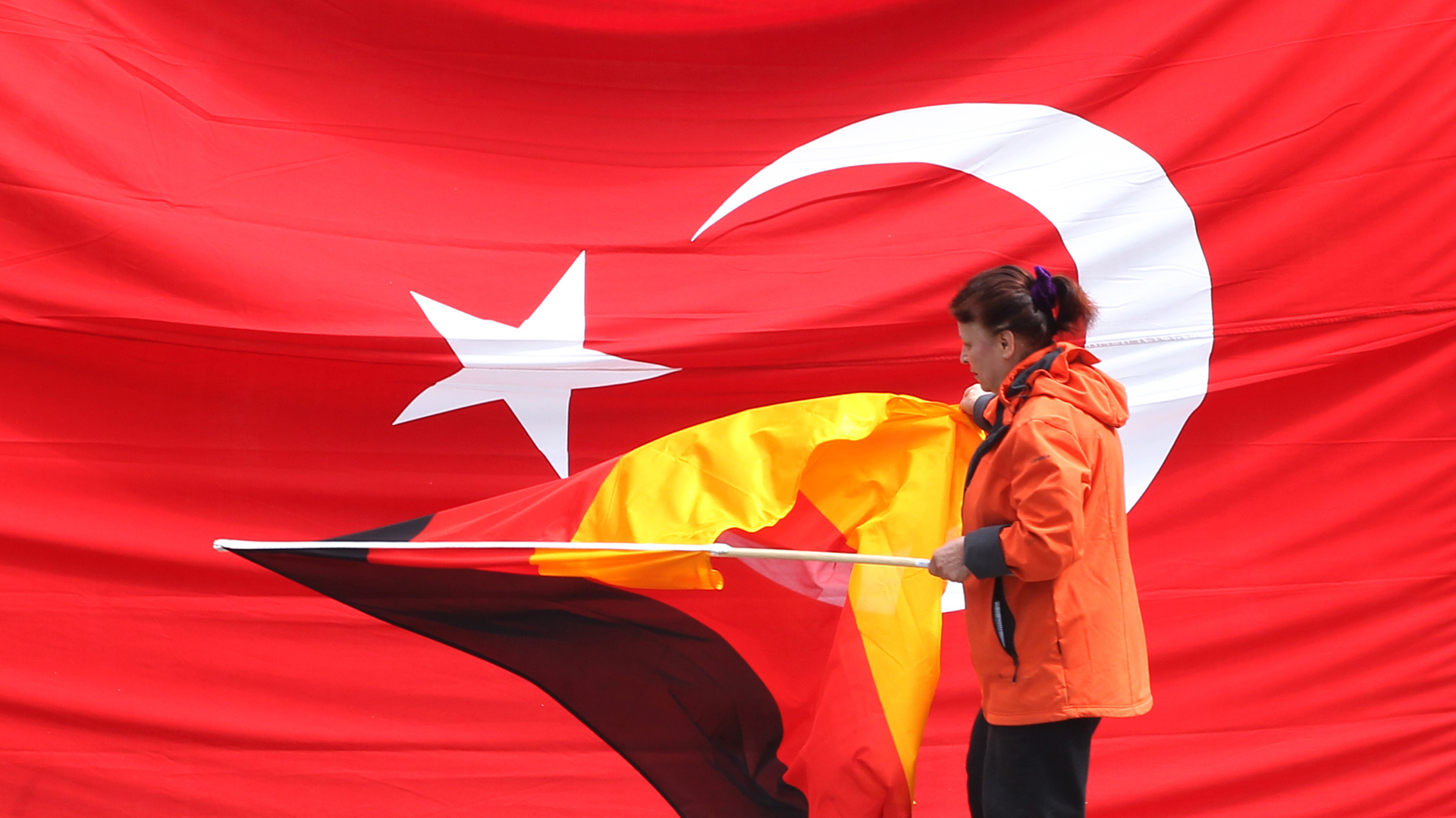 Deutsche und türkische Flagge