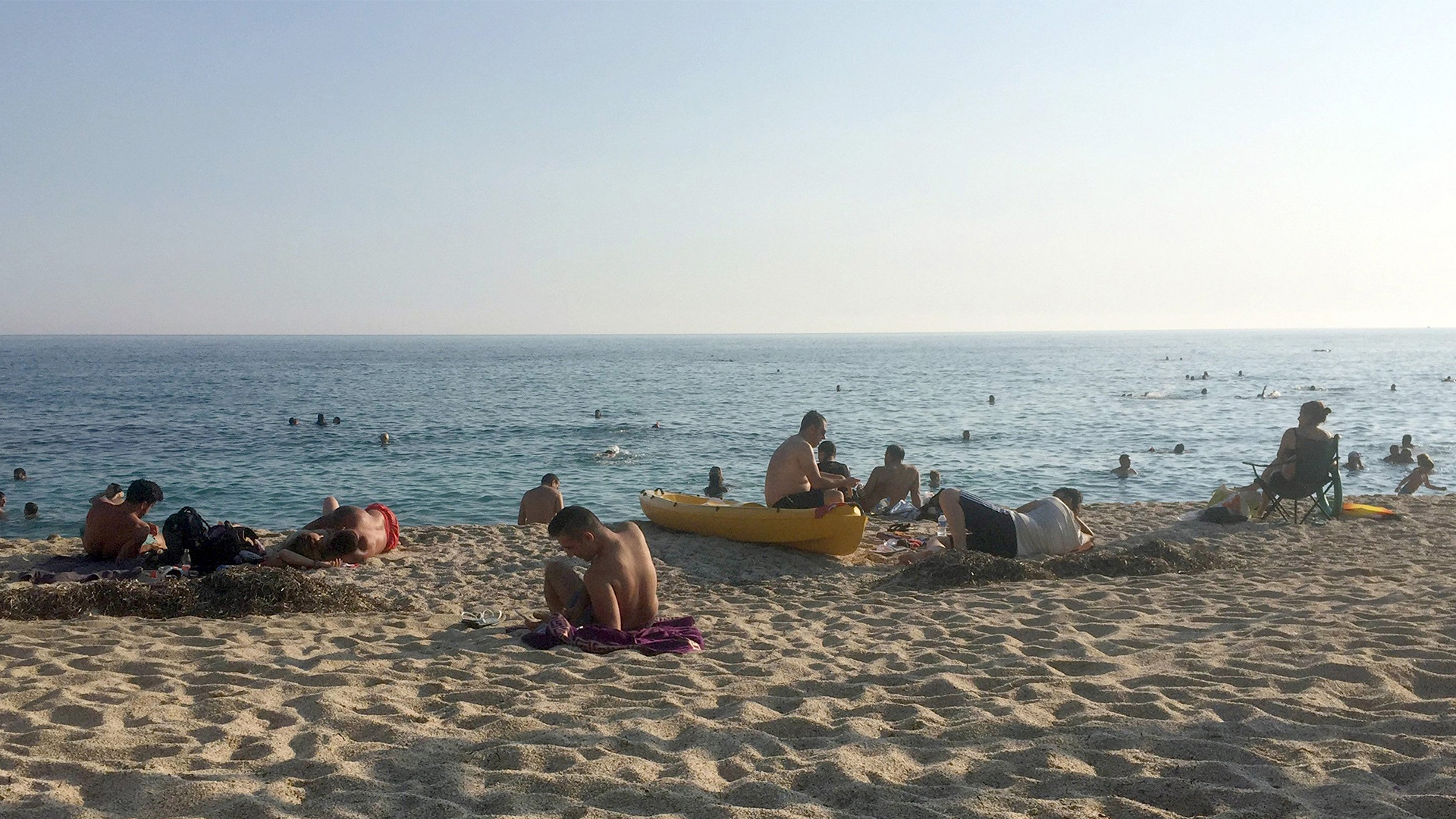 Urlauber und Touristen liegen am 25.06.2017 am Kleopatra-Strand in Alanya (Türkei). | dpa