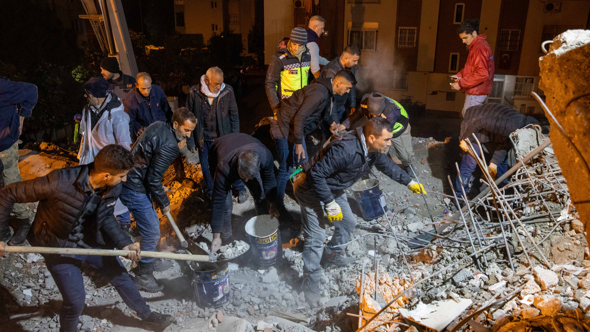 Rettungskräfte suchen nach Überlebenden in den Trümmern von Gebäuden in Adana | dpa