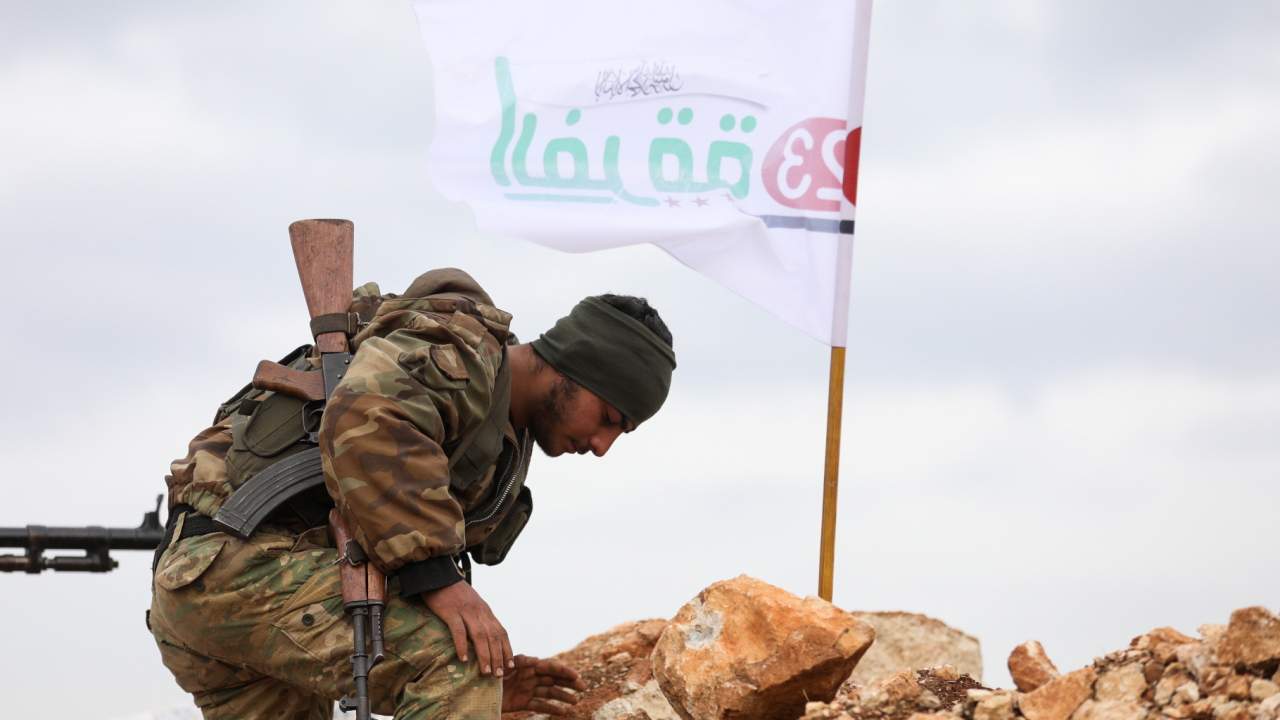 Ein Kämpfer der Freien Syrischen Armee bezieht einen Beobachtungsposten im südwestlichen Teil der syrischen Region Afrin.