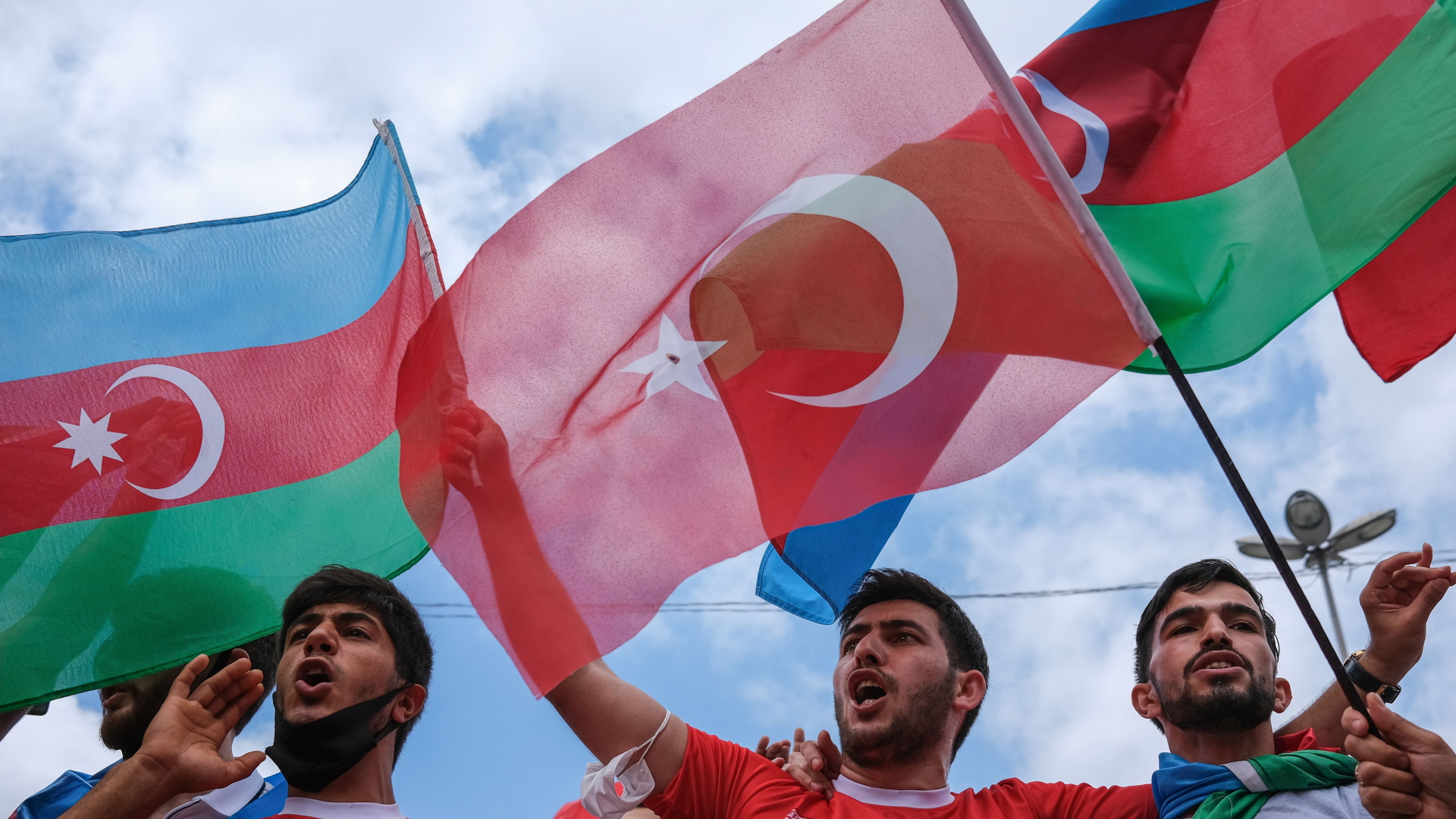 Männer schwenken aserbaidschanische und türkische Fahnen | SEDAT SUNA/EPA-EFE/Shutterstock
