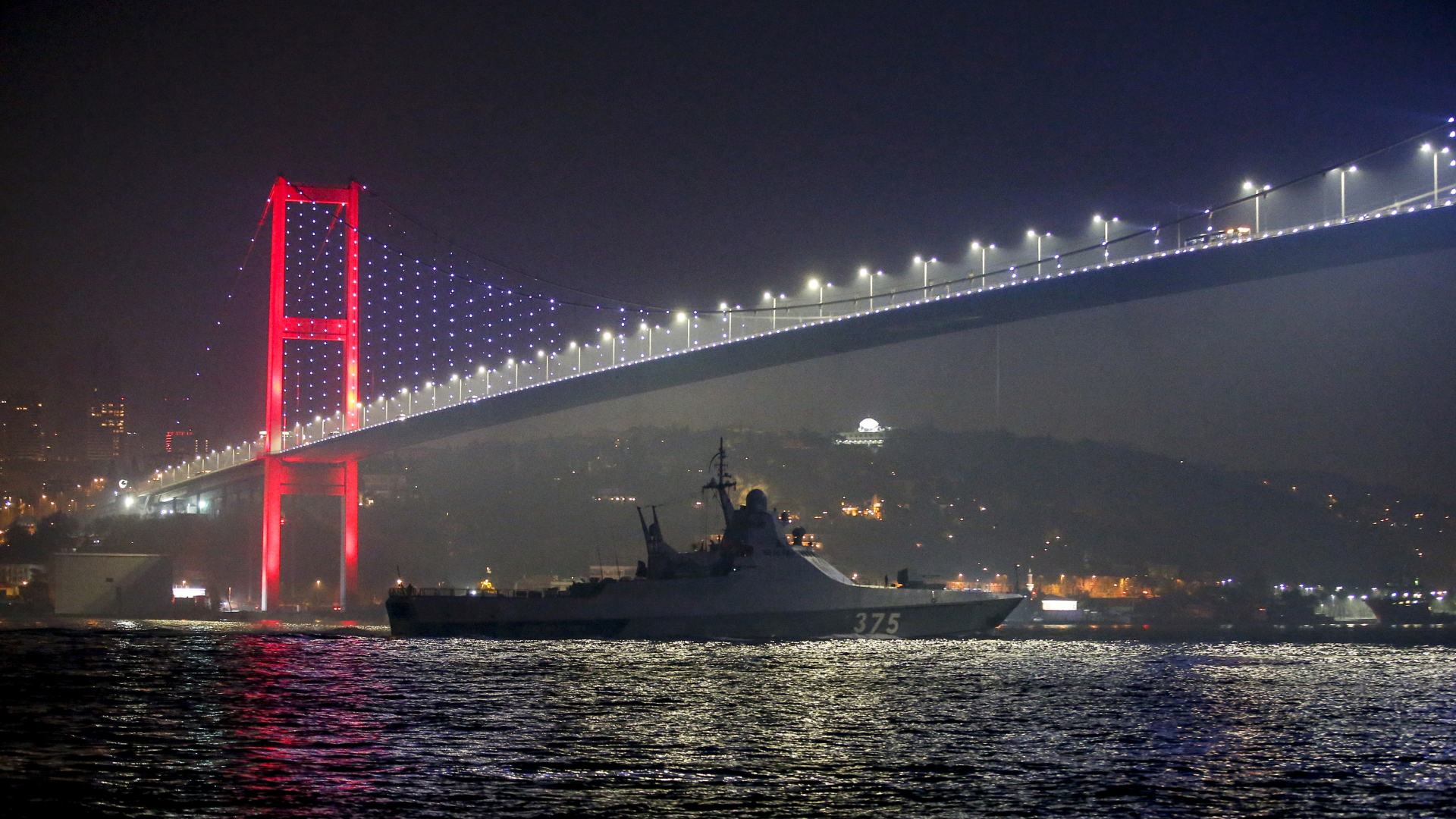Das Patrouillenschiff Dmitri Rogatschew der russischen Schwarzmeerflotte durchquert den Bosporus auf dem Weg zur russischen Flotte im Schwarzen Meer.
