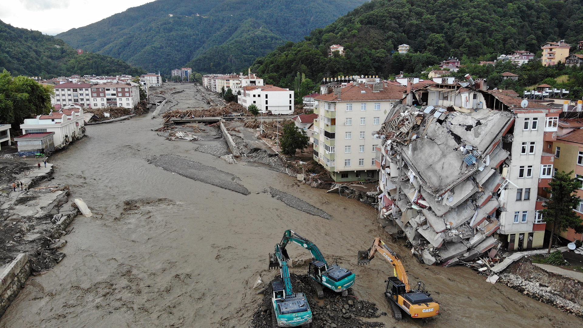  Ein Luftbild zeigt zerstörte Gebäude nach Überschwemmungen und Schlammlawinen in Bozkurt, Türkei.