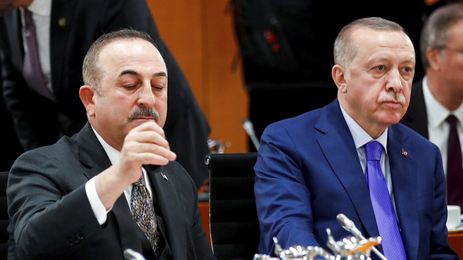 Der türkische Präsident Recep Tayyip Erdogan (r.) und Außenminister Mevlut Cavusoglu (Archivbild). | AP