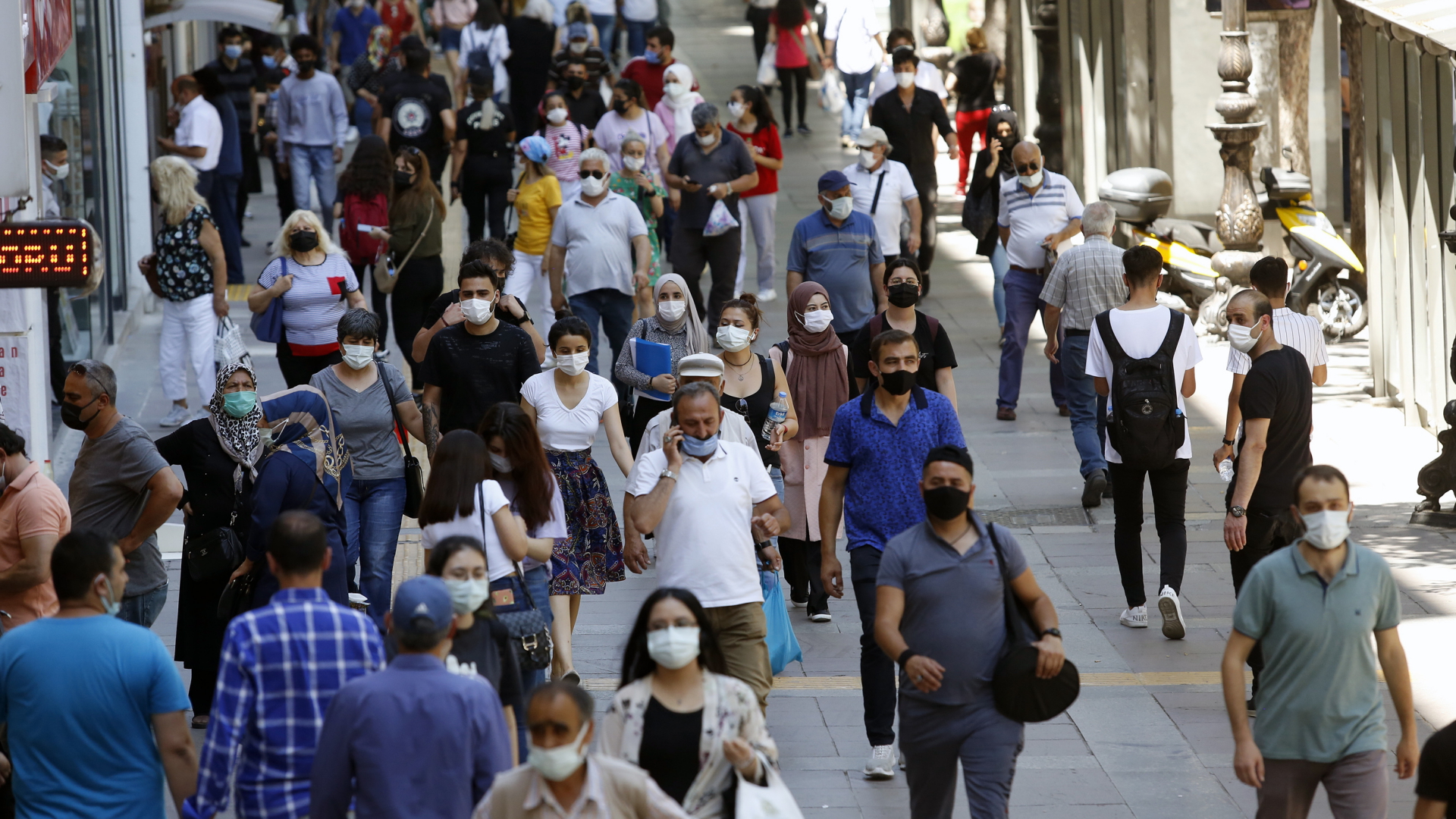  Fußgänger gehen auf einer Straße in Ankara, in der Türkei | dpa