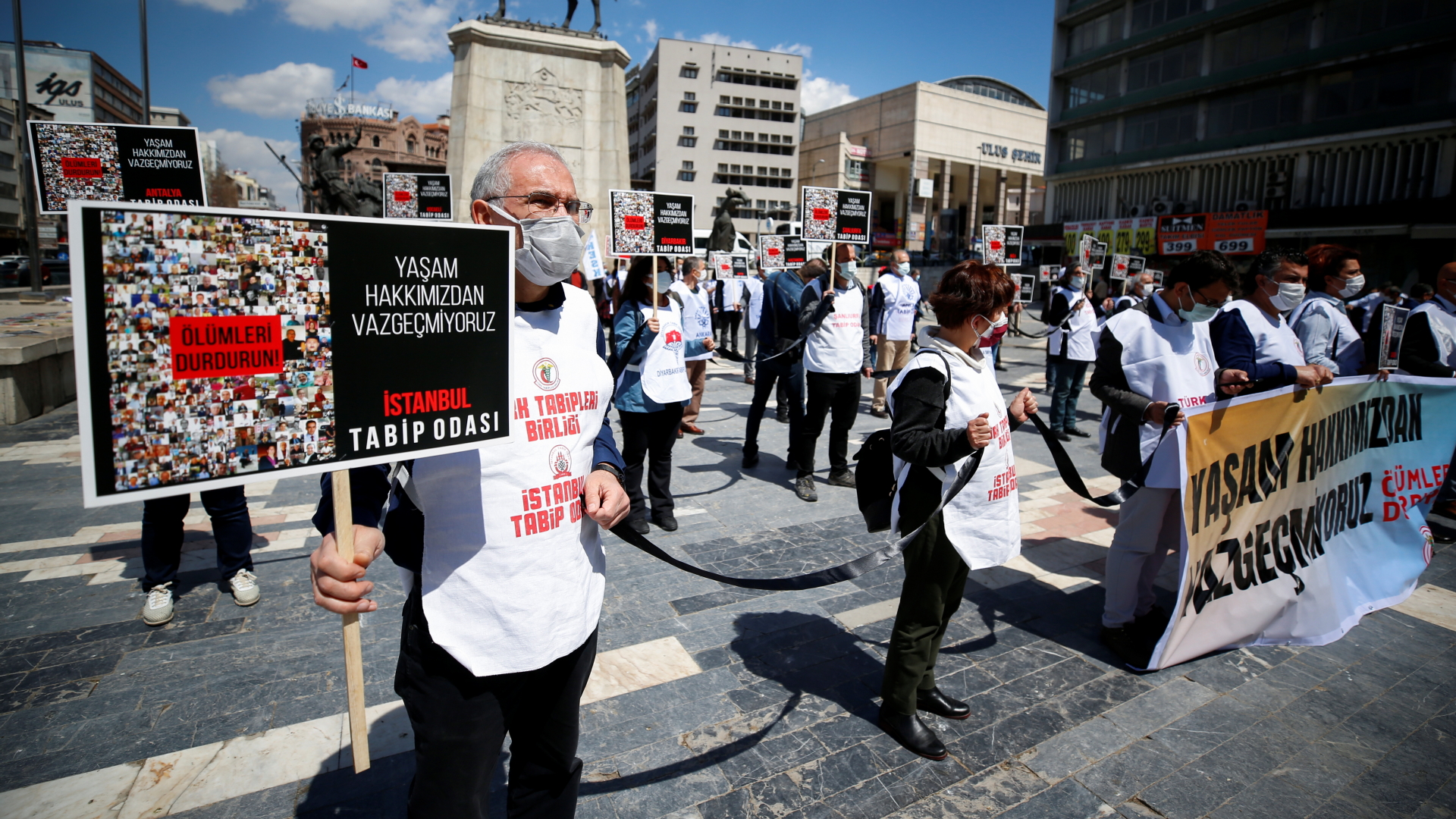 Mitarbeiter des Gesundheitswesens protestieren in Ankara gegen die türkische Corona-Politik. | REUTERS