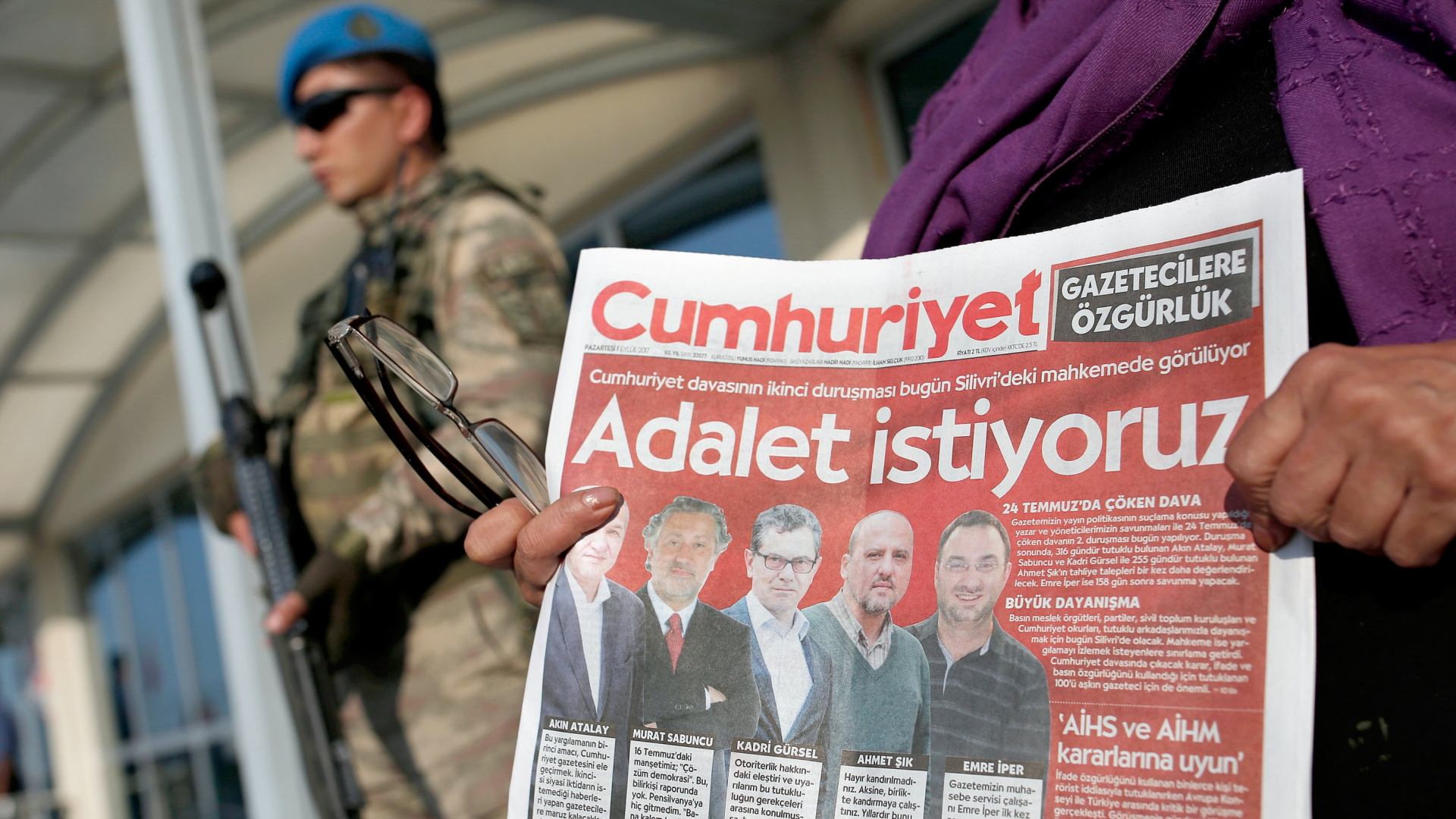 Ein Demonstrant hält eine Ausgabe der Zeitung "Cumhuriyet" mit der Schlagzeile "Wir wollen Gerechtigkeit" während des Prozesses gegen Mitarbeiter des Blatts im September 2017. | dpa