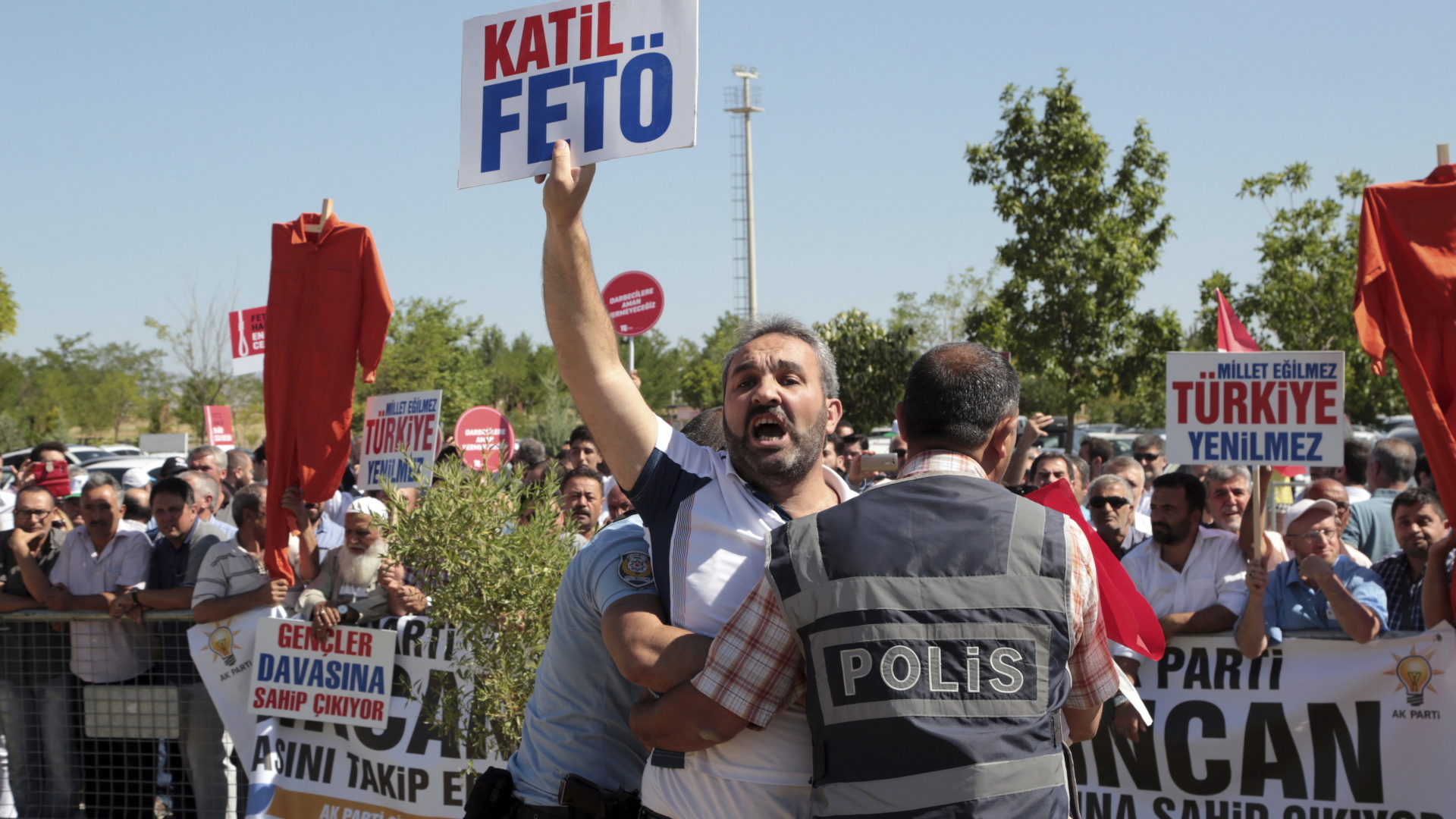 Demonstranten protestieren am Rande eines Prozesses gegen fast 500 mutmaßliche Putschisten in der Türkei. | dpa