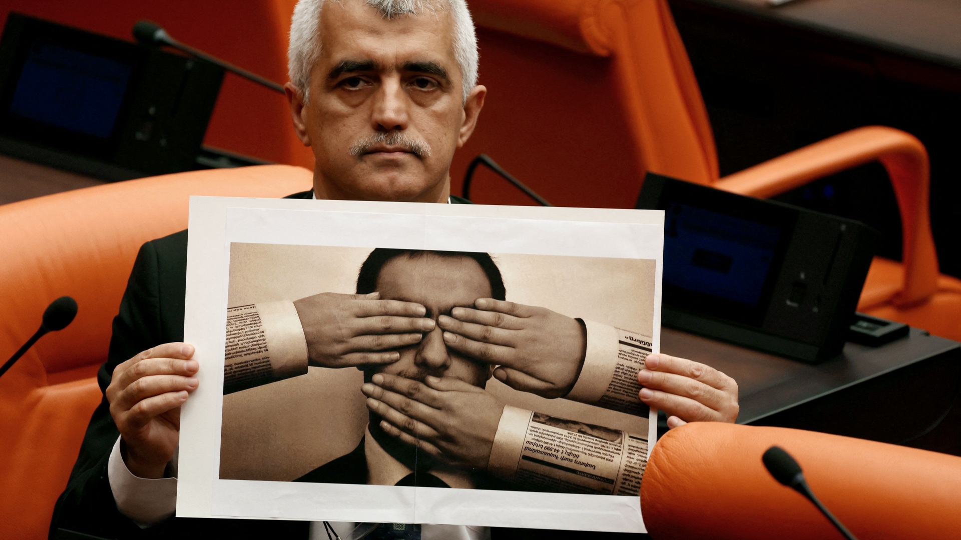 Omer Faruk Gergerlioglu, Abgeordneter der Partei HDP, demonstriert im türkischen Parlament gegen das sogenannte Desinformationsgesetz.  | AFP