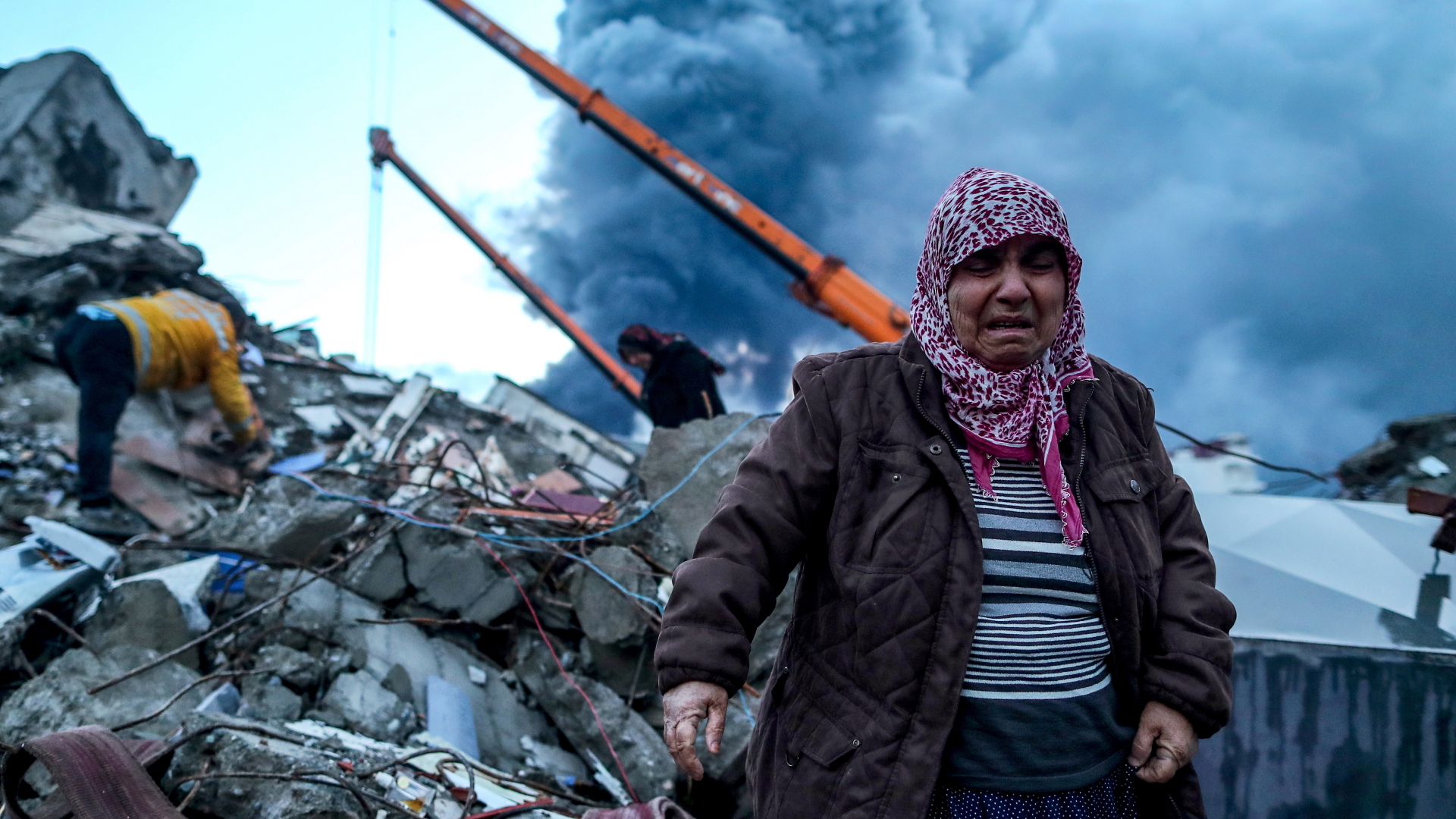Eine Frau vor einem Berg aus Trümmern im türkischen Iskenderun. | EPA