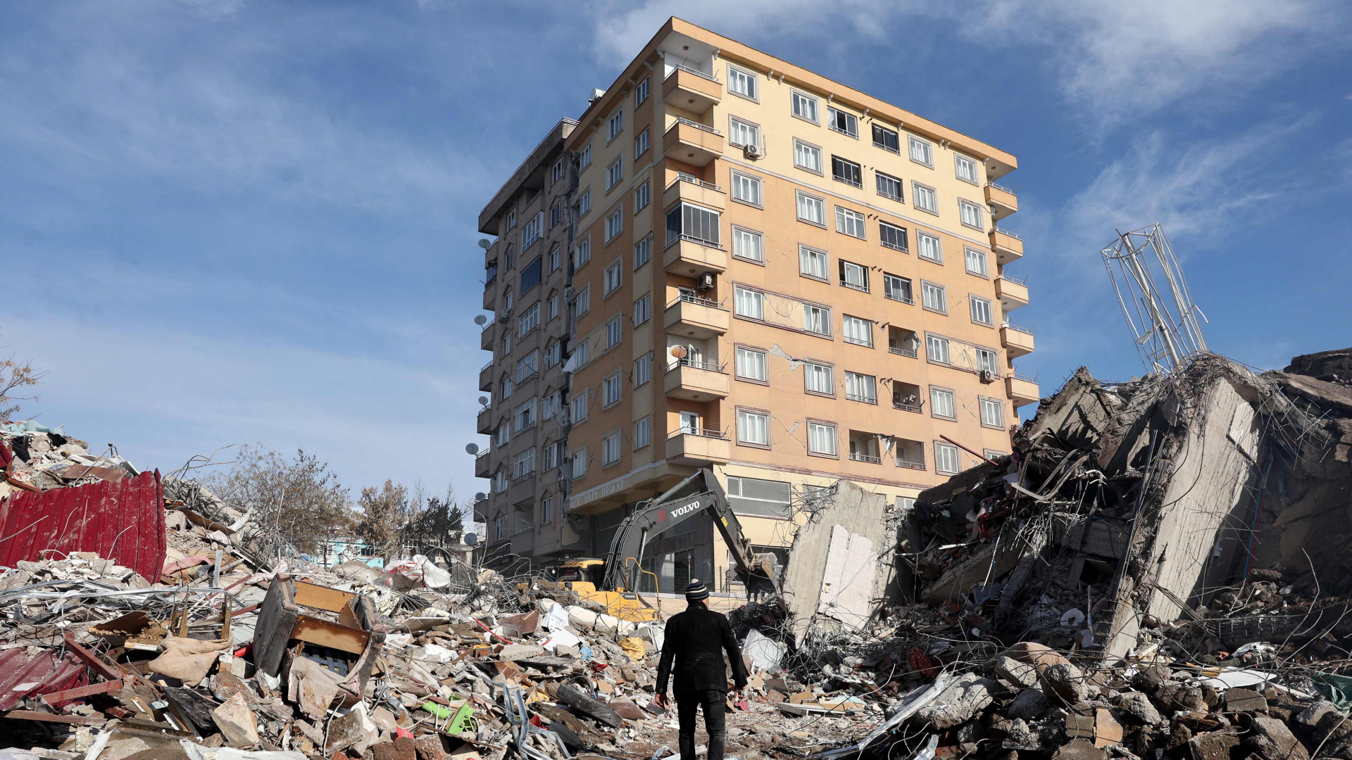 In Kahramanmaras (Türkei) steht ein unbeschädigtes Haus inmitten von Trümmern zusammengebrochener Gebäude. | AFP