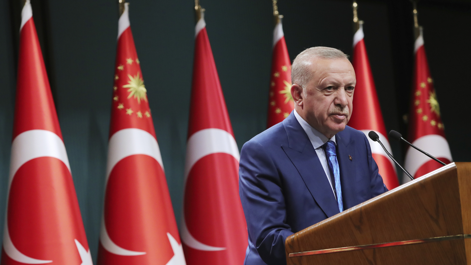 Der türkische Präsident Recep Tayyip Erdogan spricht während einer im Fernsehen übertragenen Ansprache nach einer Kabinettssitzung im August 2021. | dpa