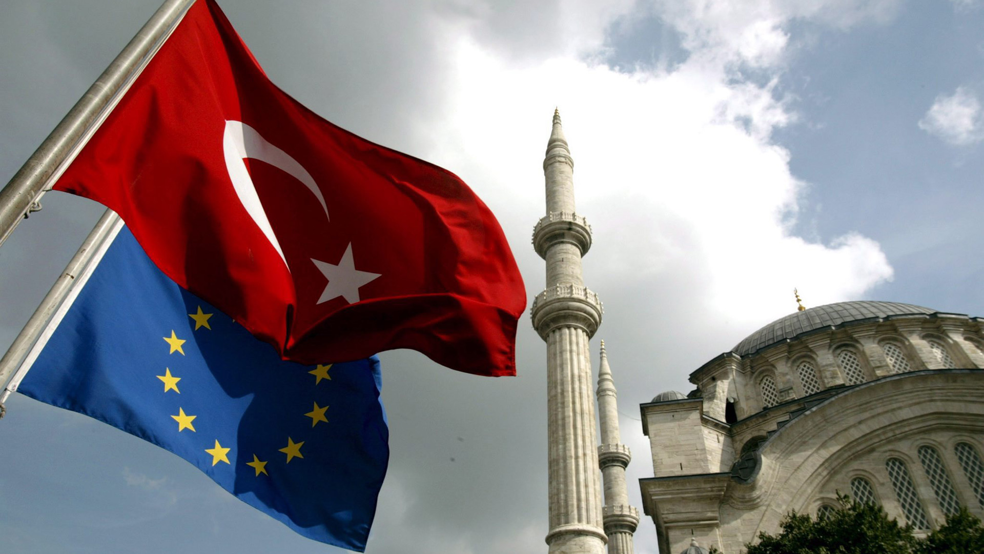 Eine EU-Flagge und eine türkische Flagge vor der Nuruosmaniye-Moschee in Istanbul 