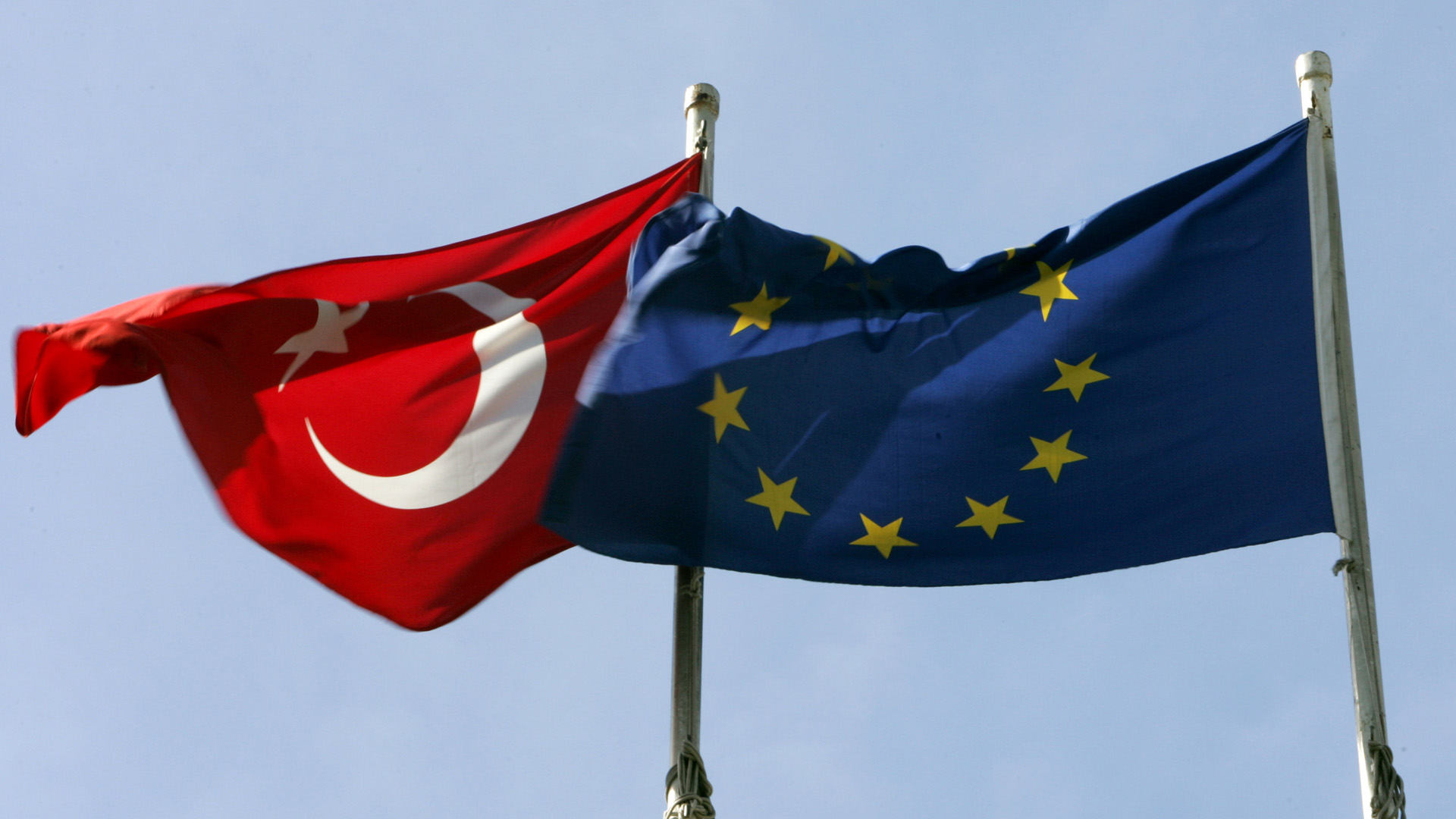 Eine EU-Flagge und eine türkische Flagge  | dpa