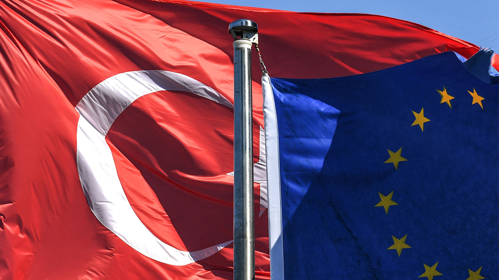 Die türkische und die EU-Flagge | AFP