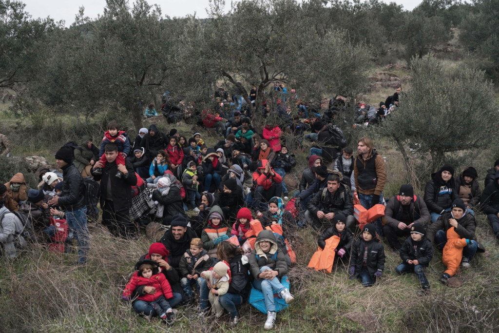Flüchtlinge warten in der Nähe der türkischen Stadt Ayvacik auf die Weiterreise nach Lesbos