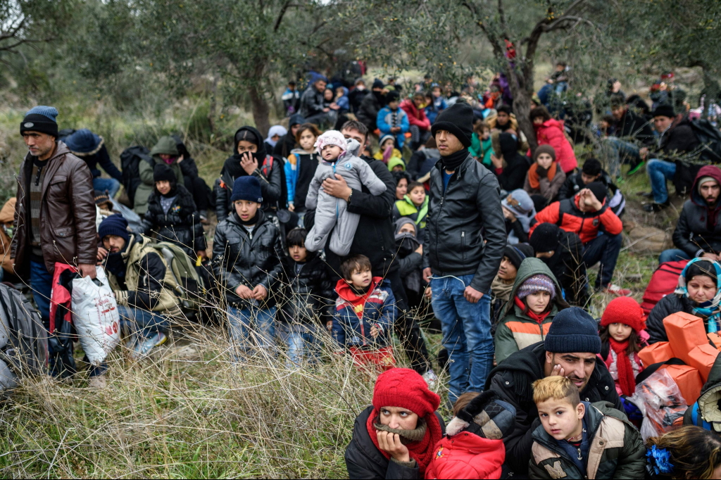 Flüchtlinge warten in der Türkei im Bezirk Kucukkuyu auf die Überfahrt nach Lesbos