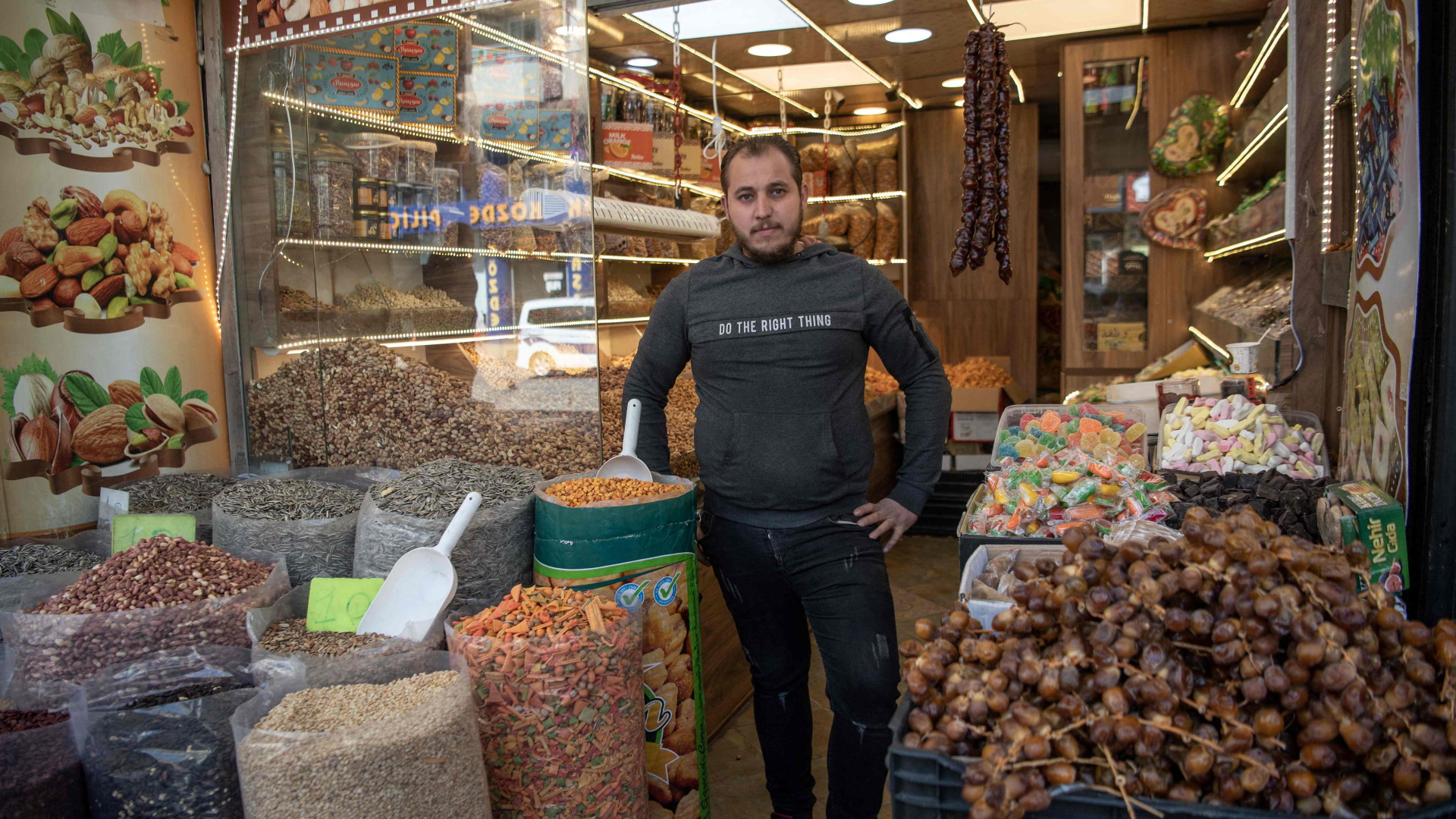 Der syrische Flüchtling Zakaria al-Sabbag in seinem Geschäft in Gaziantep (Türkei) | AFP