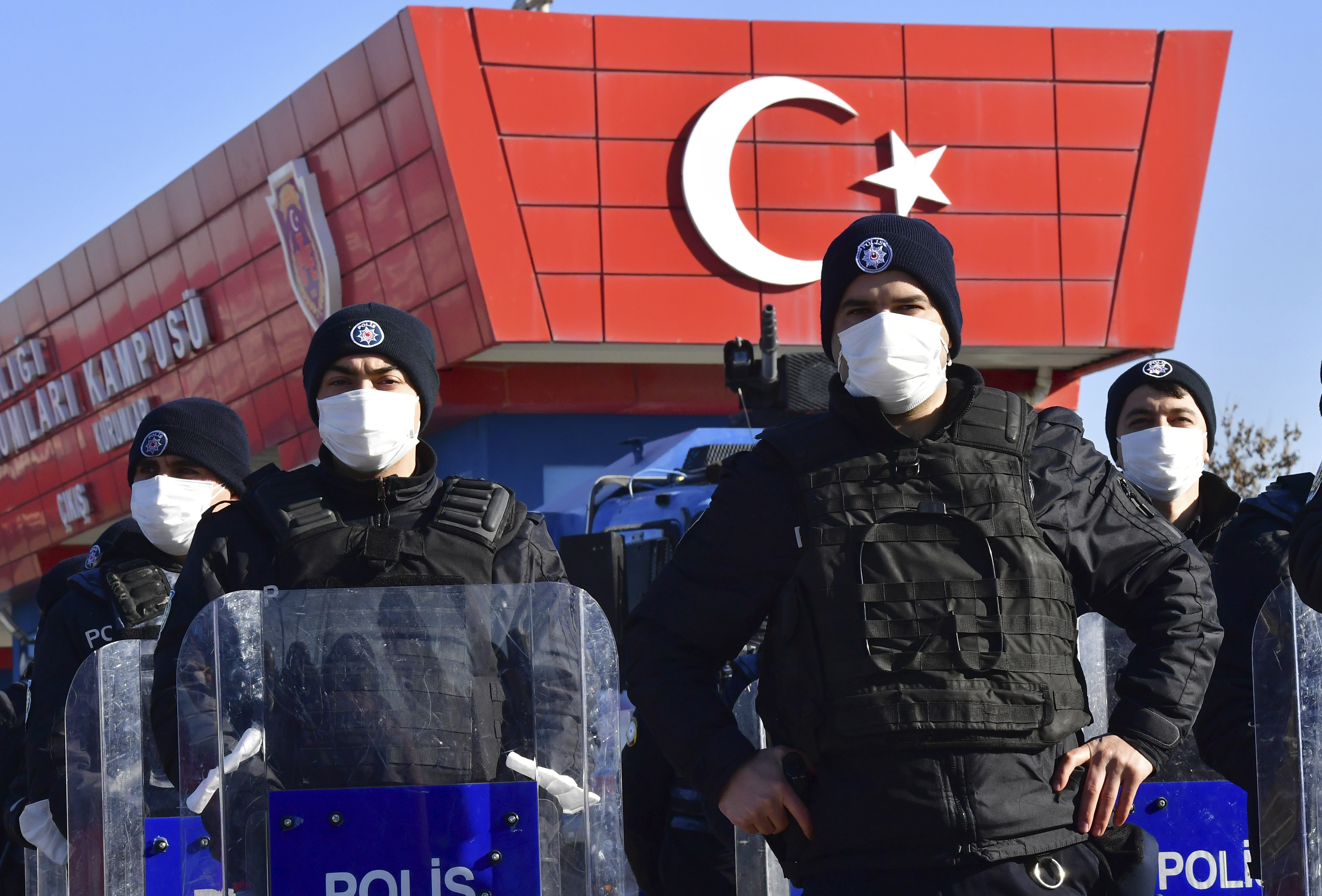 Polizeieinsatzkäfte sichern ein Justizgebäude in Ankara, in dem rund 500 Angeklagten der Prozess gemacht wird (Archivbild vom 26.11.2020). | picture alliance / ASSOCIATED PRESS
