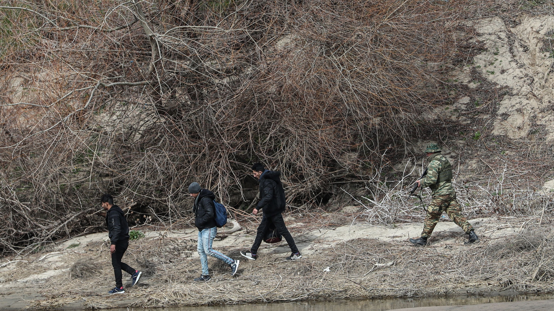 Archivbild: Griechische Soldaten verhaften eine Gruppe von Migranten beim Überqueren des Flusses Evros an der türkisch-griechischen Grenze | SEDAT SUNA/EPA-EFE/Shutterstock