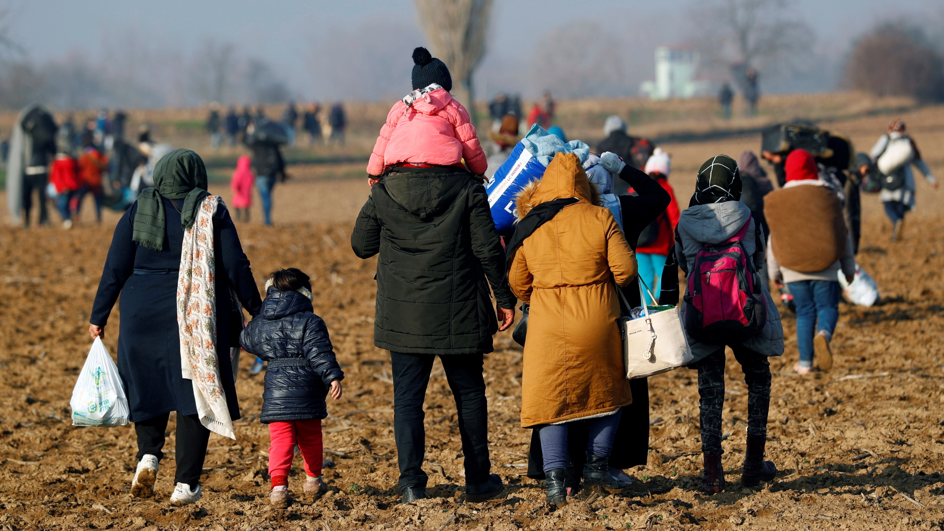 Eine Familie auf dem Weg zum türkisch-griechischen Grenzübergang Pazarakule. | REUTERS