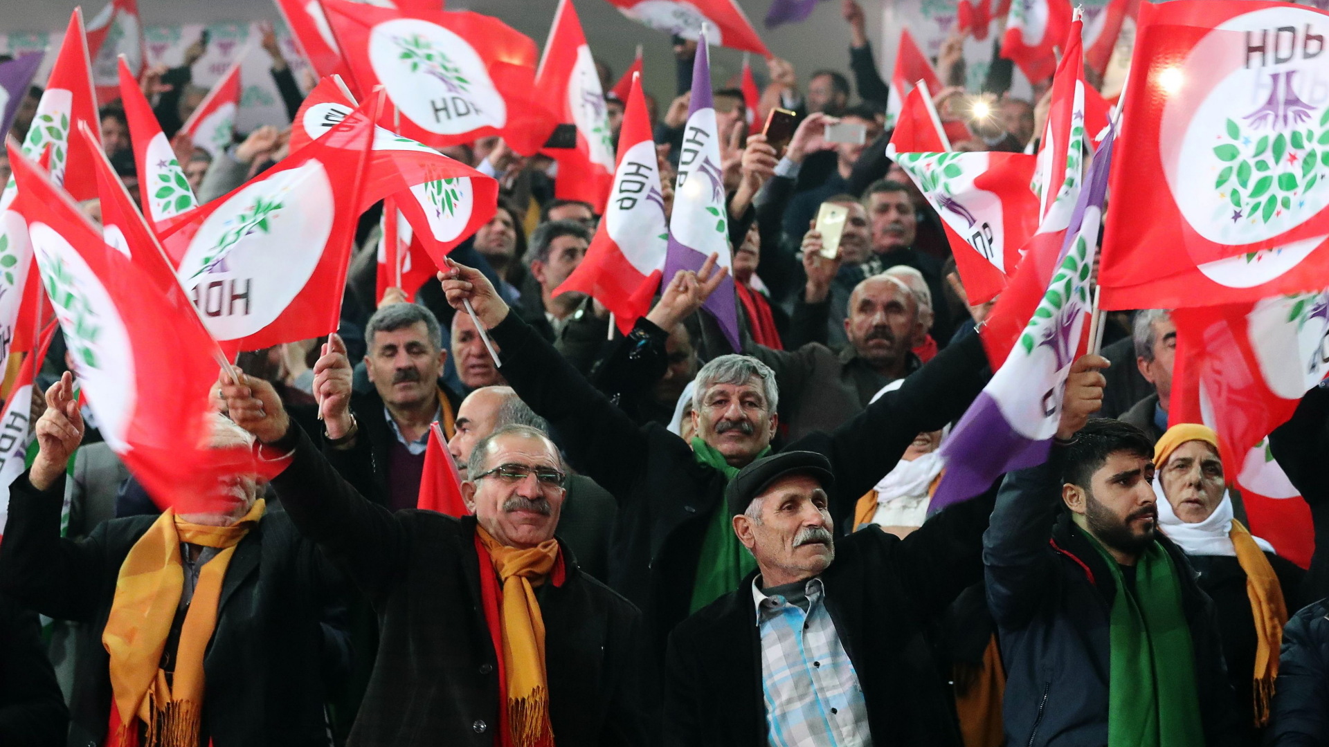 Anhänger der türkischen HDP schwenken Fahnen mit dem Logo der prokurdischen Partei. | Bildquelle: AFP