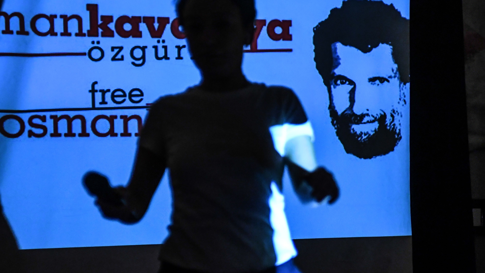 Das Konterfei von Osman Kavala ist auf einem Plakat zu sehen, auf dem für seine Freilassung geworben wird. | AFP