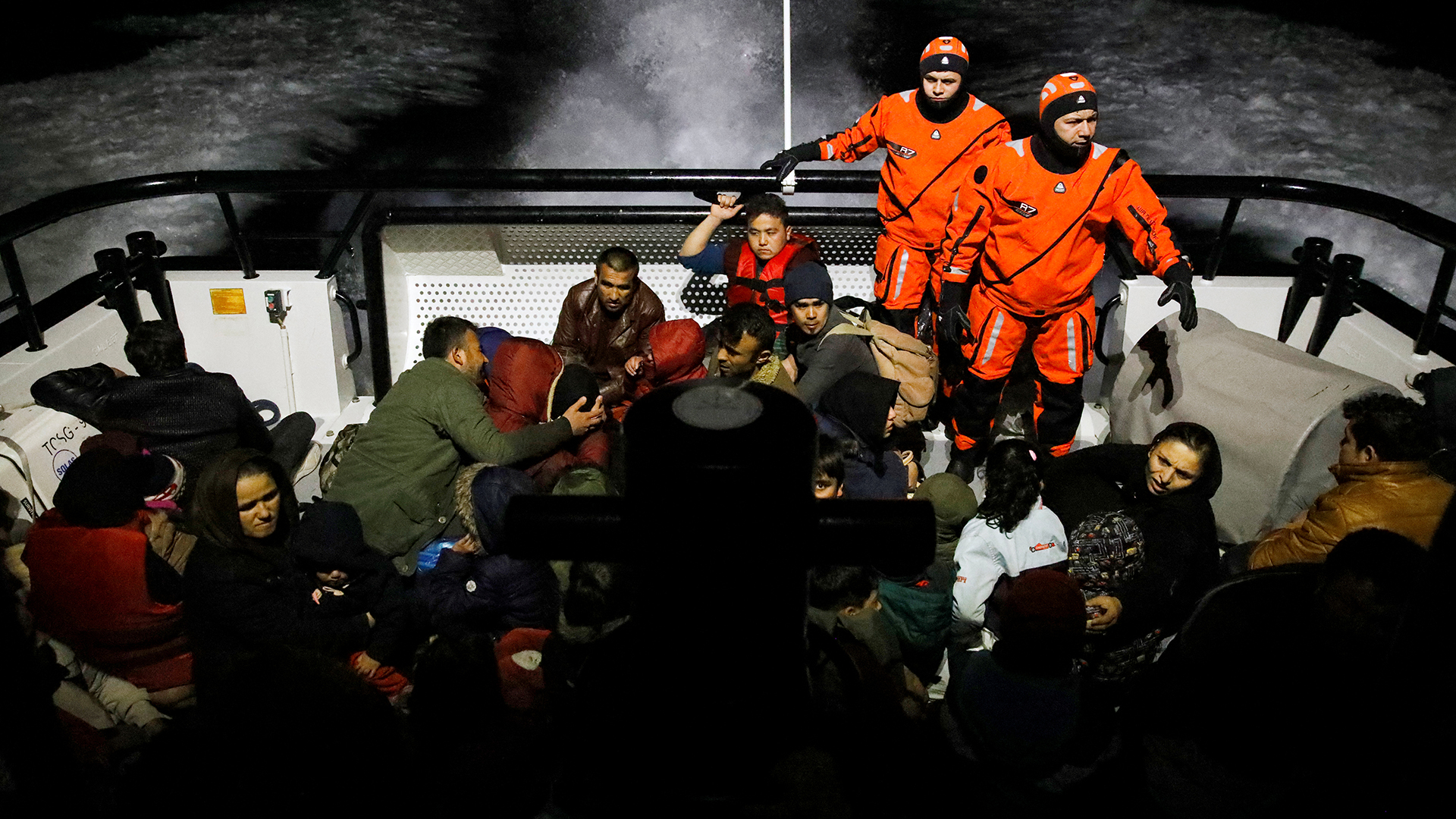 Flüchtlinge an Bord der türkischen Küstenwache. | REUTERS