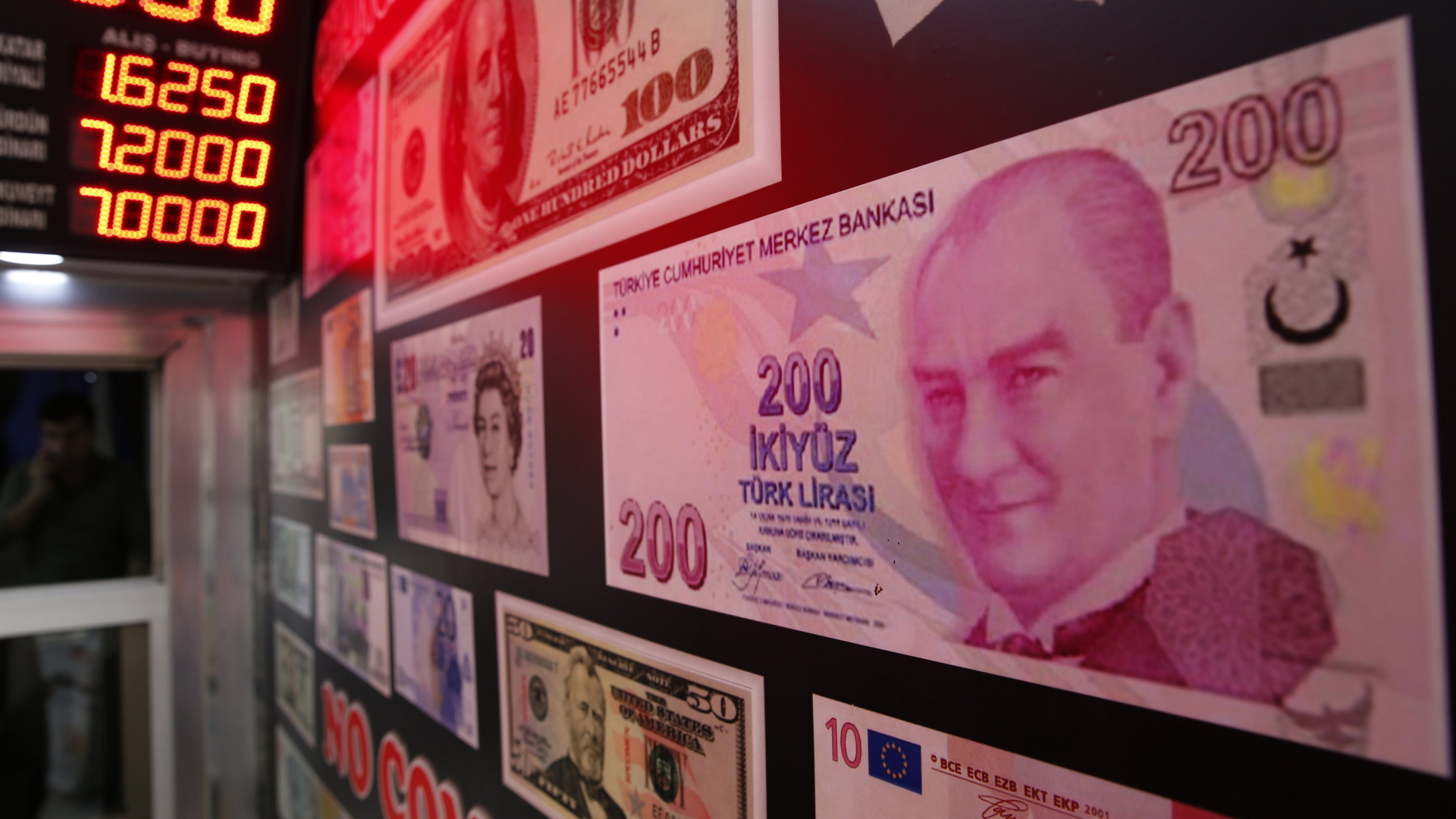 Kopie einer 200-Lire-Banknote in einer Wechselstube in Istanbul | dpa