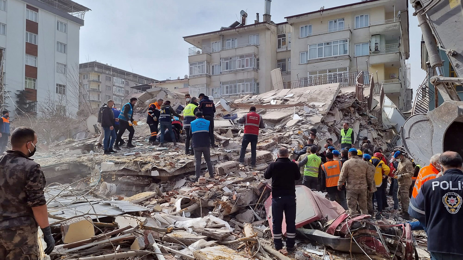 Rettungskräfte führen Suchaktionen unter den Trümmern eingestürzter Gebäude im Bezirk Yesilyurt in Malatya durch | AFP