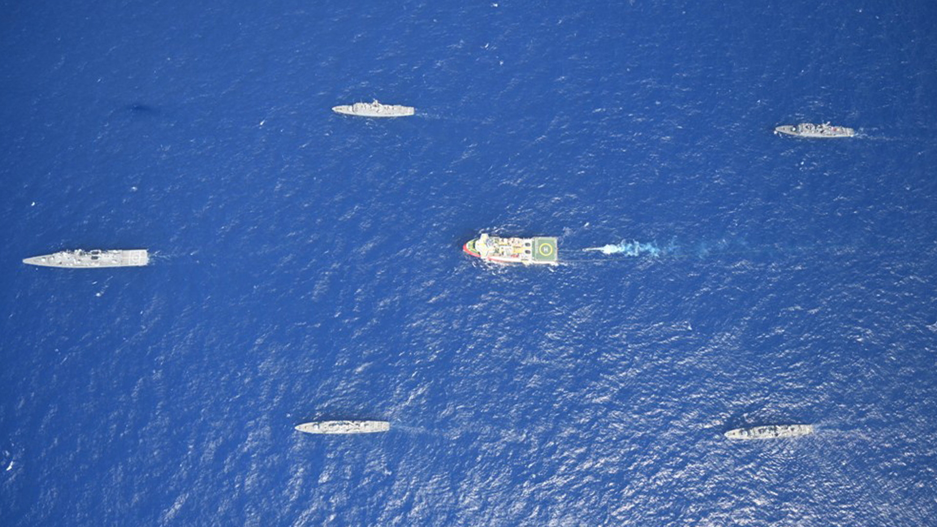 Luftaufnahme des von türkischen MKriegsschiffen eskortierten Forschingsschiffs Oruc Reis | AP