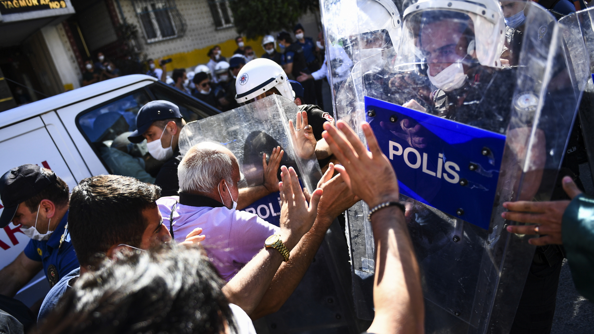 Teilnehmer der Beerdigung der türkischen Menschenrechtsanwältin Timtik und Polizisten geraten aneinander. | dpa