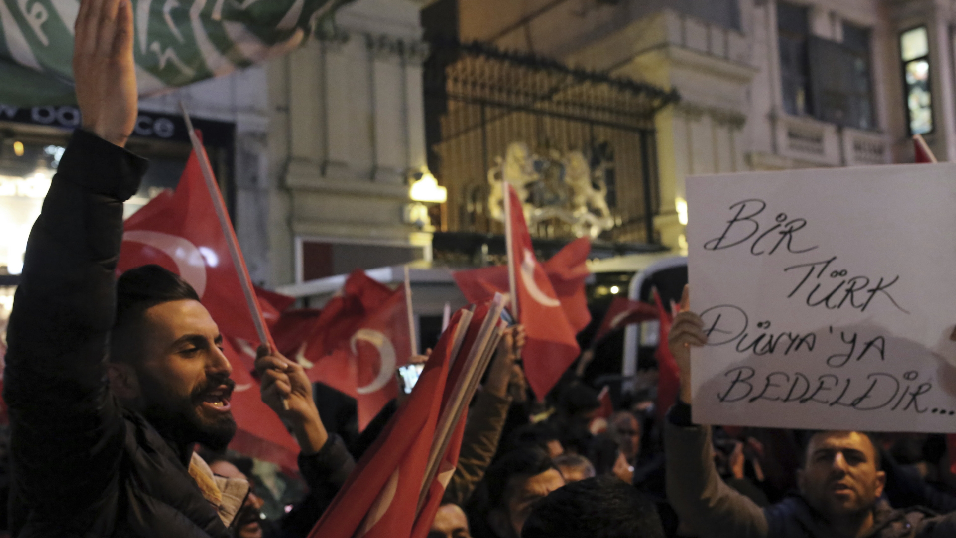 Vor dem niederländischen Konsulat in Istanbul protestierten Demonstranten gegen die untersagten Auftritte in Rotterdam. | AP