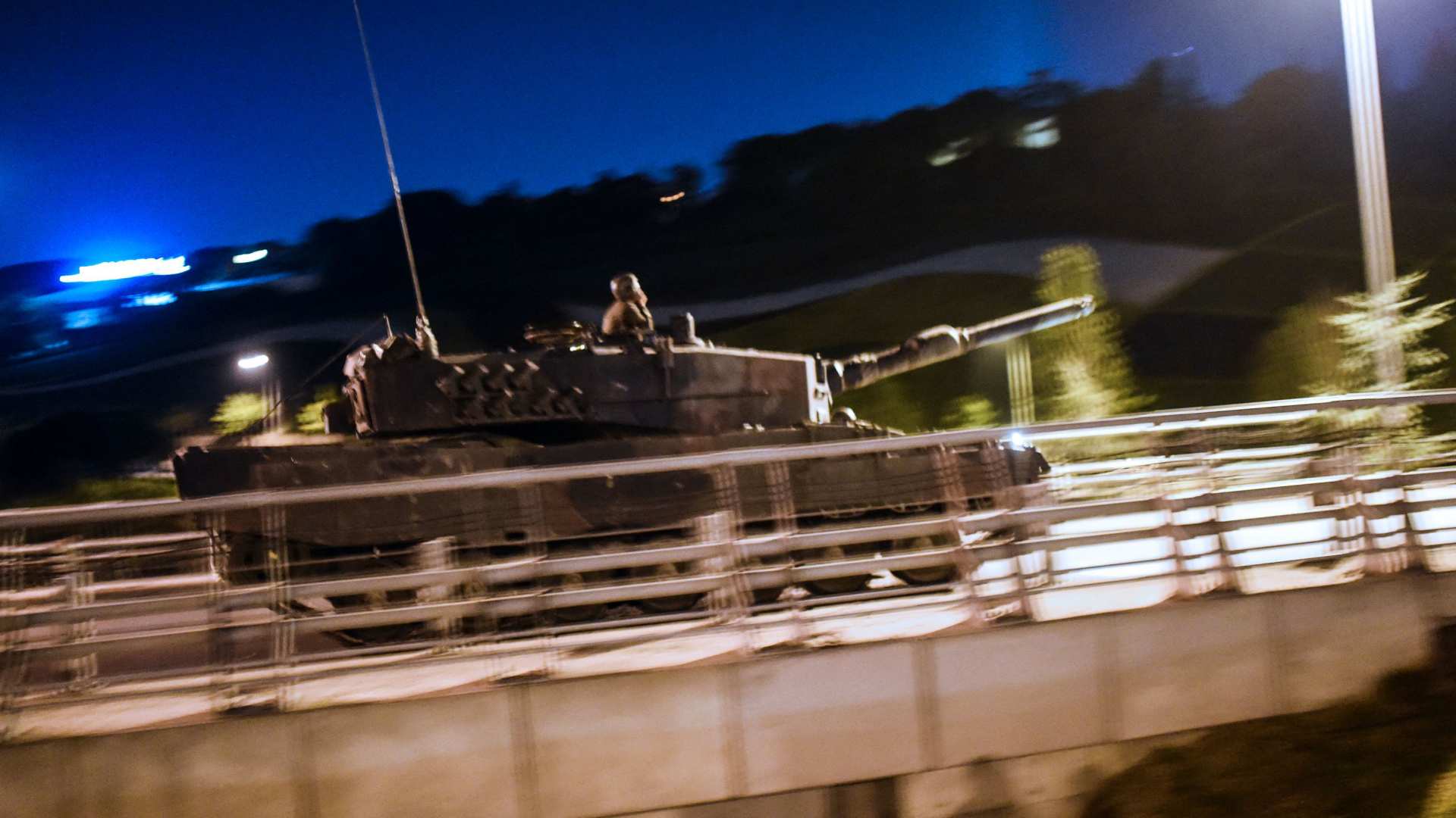 Ein Panzer auf einer Bosporus-Brücke in Istanbul in der Nacht des Militärputsches im Juli 2016 | AFP