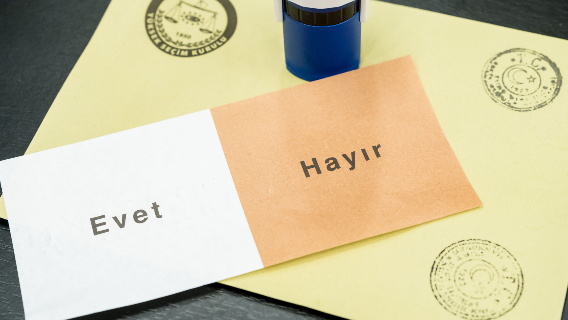 Ein Wahlzettel mit den türkischen Wörtern für "Ja" (Evet) und "Nein" (Hayir) | dpa