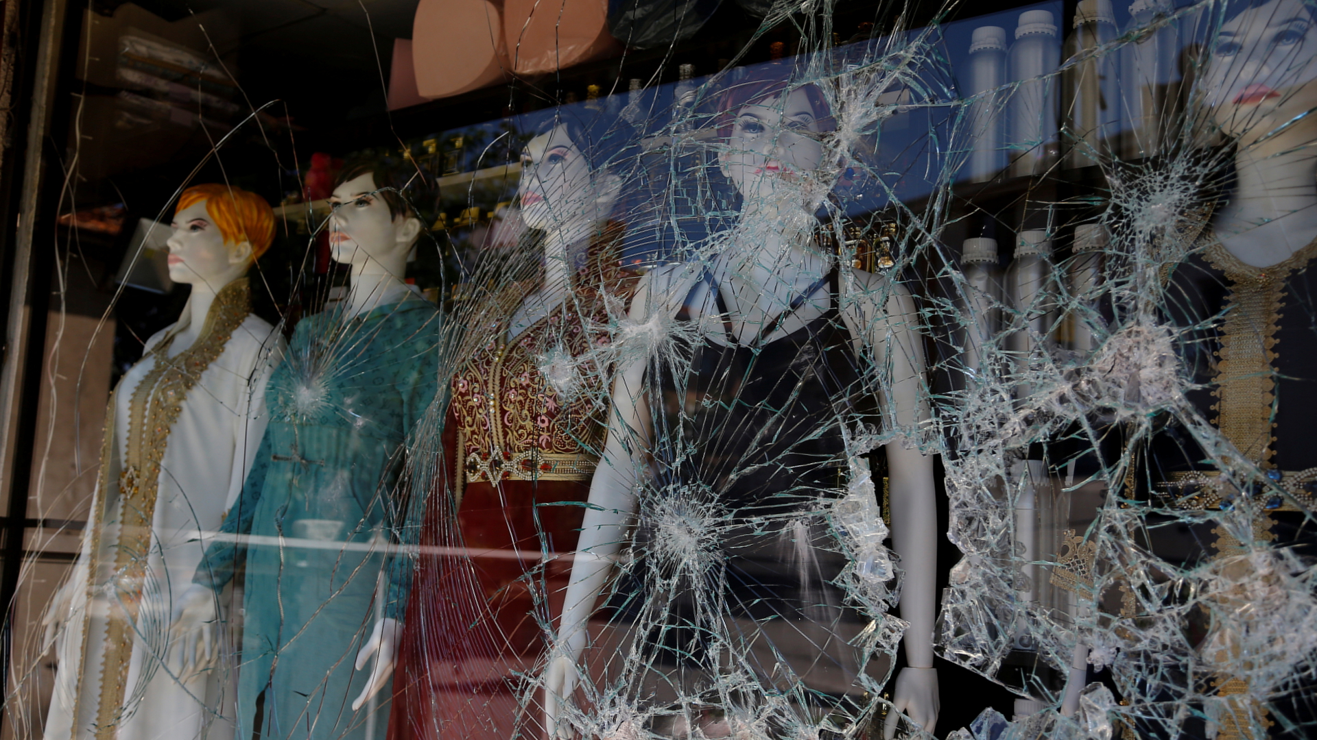 Das zerstörte Schaufenster eines Modegeschäfts in Ankara | REUTERS