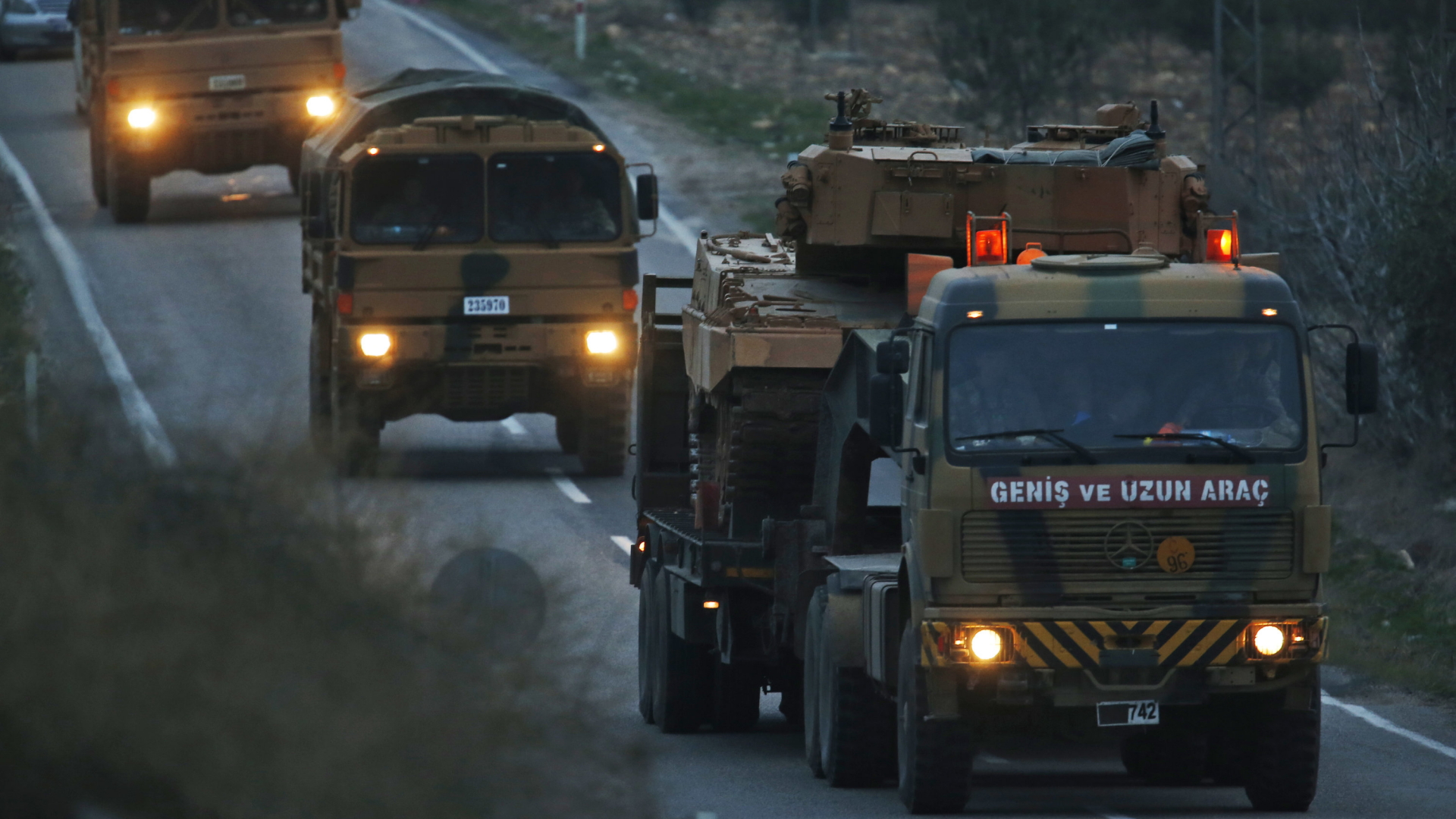 Türkische Transporter mit einem Panzer nahe der Grenze zu Syrien | dpa