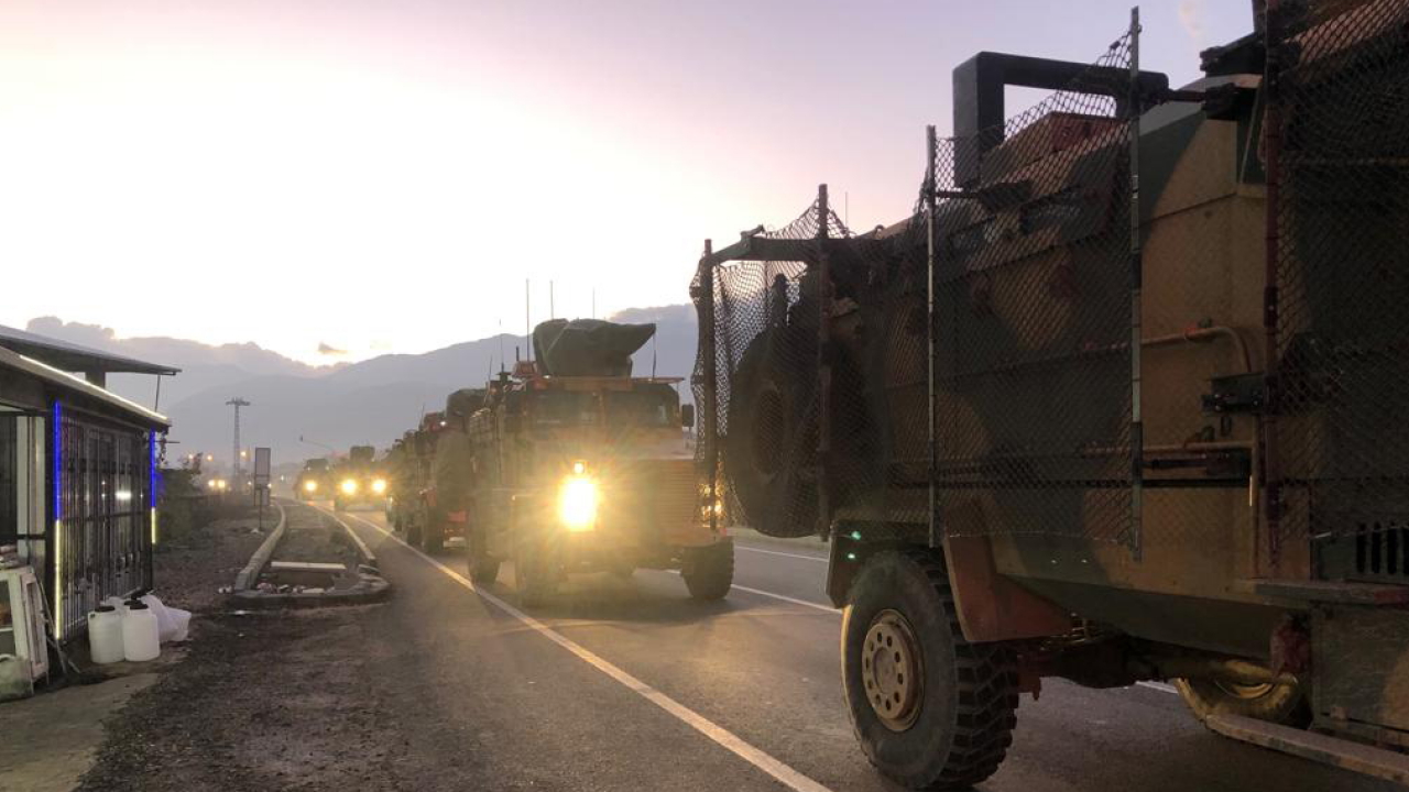 Türkischer Militärkonvoi an der Grenze zu Syrien | Bildquelle: AFP