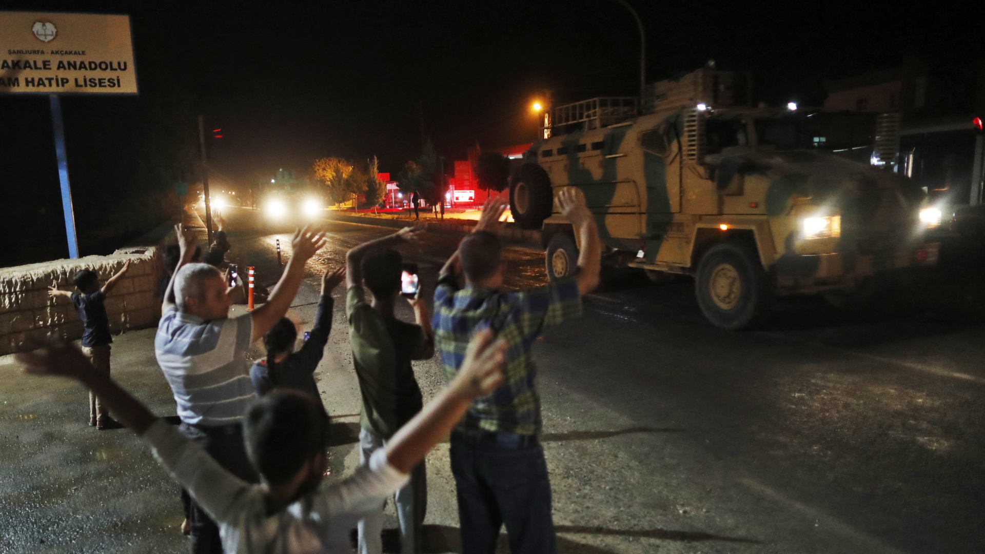 Anwohner bejubeln türkischen Truppentransport im Grenzgebiet zu Syrien | AP