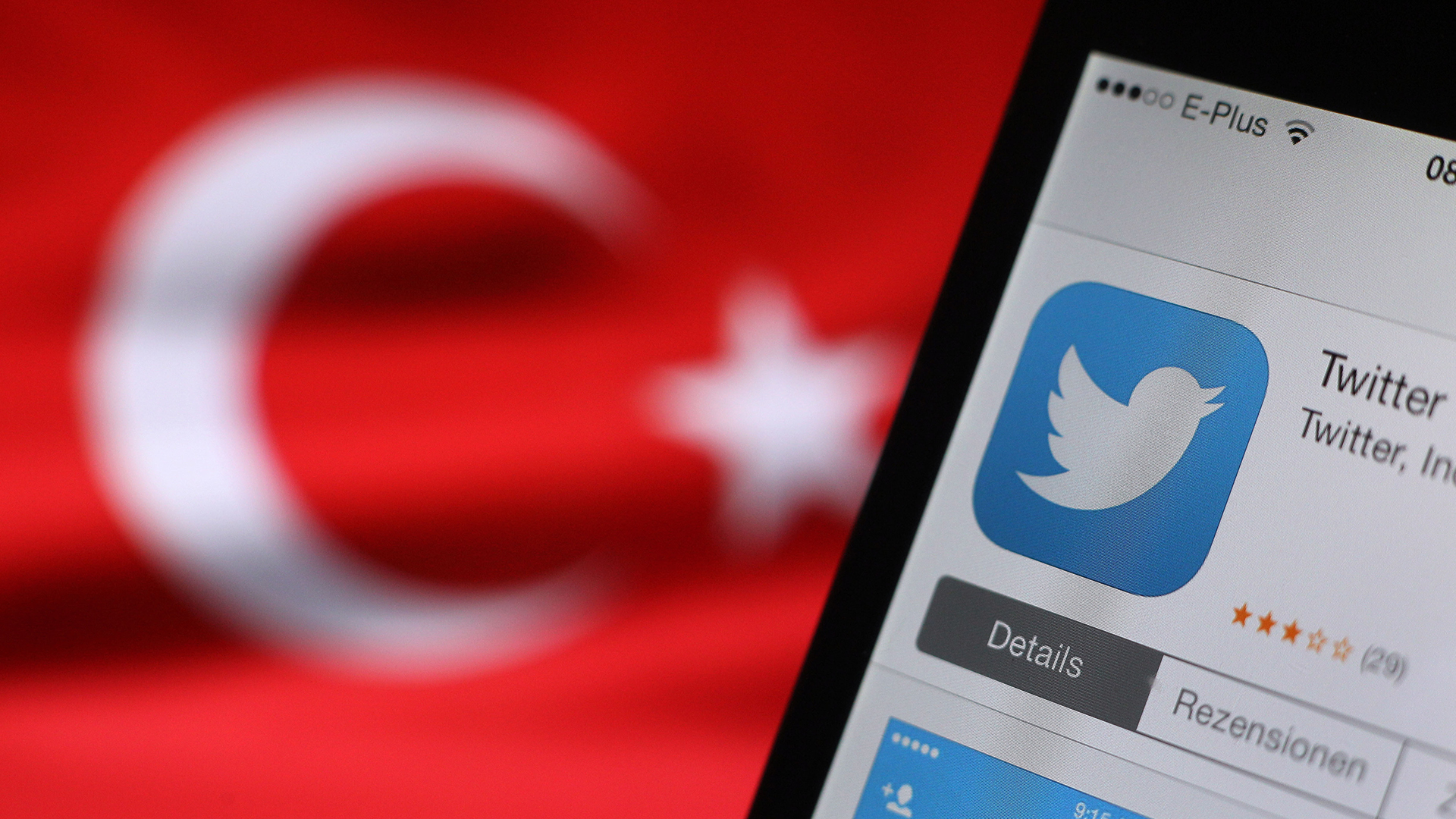 Smartphone mit Hinweis aus Twitter-App vor türkischer Flagge | picture alliance / dpa