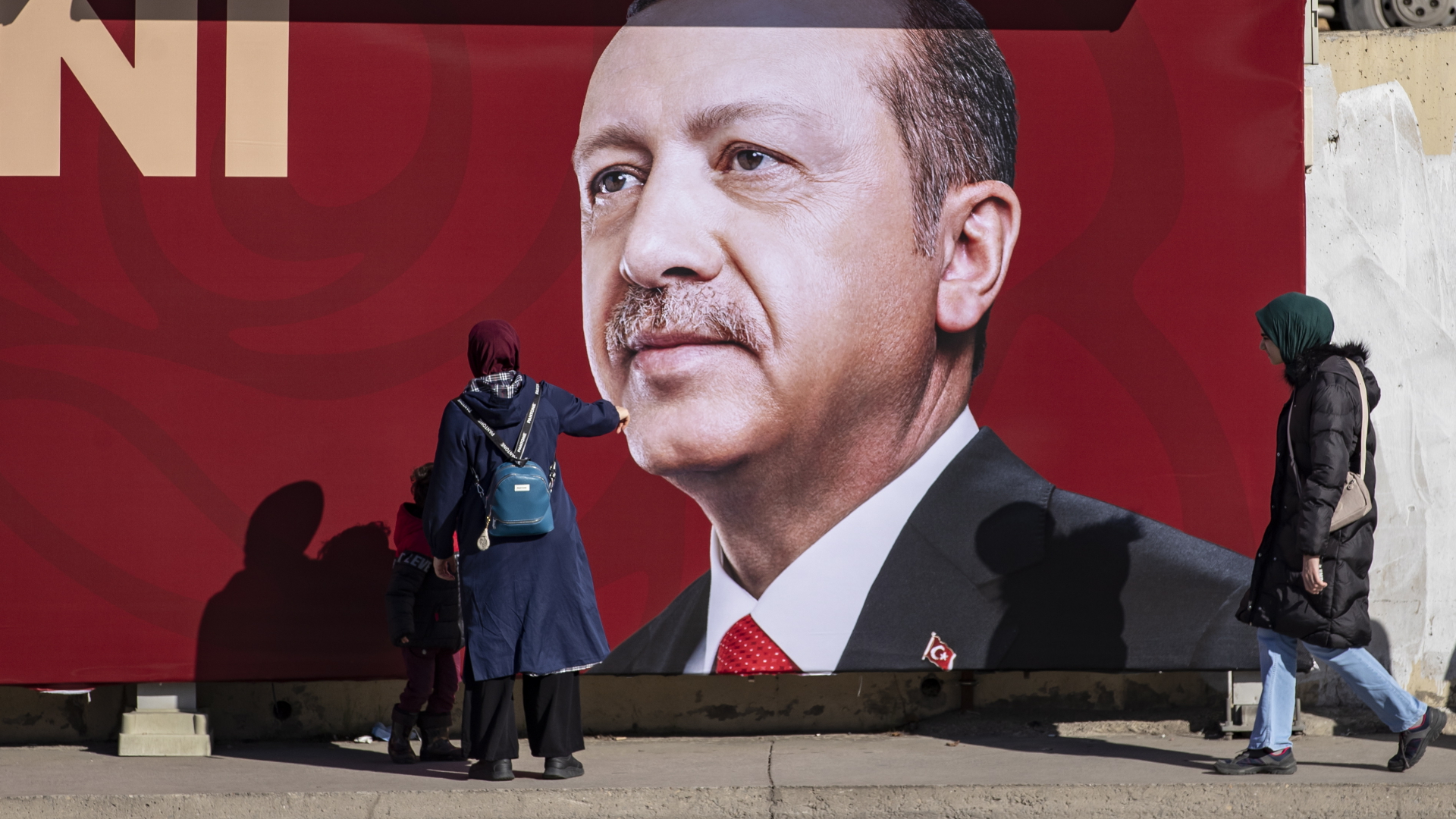 Menschen vor Plakat von Recep Tayyip Erdogan | EPA