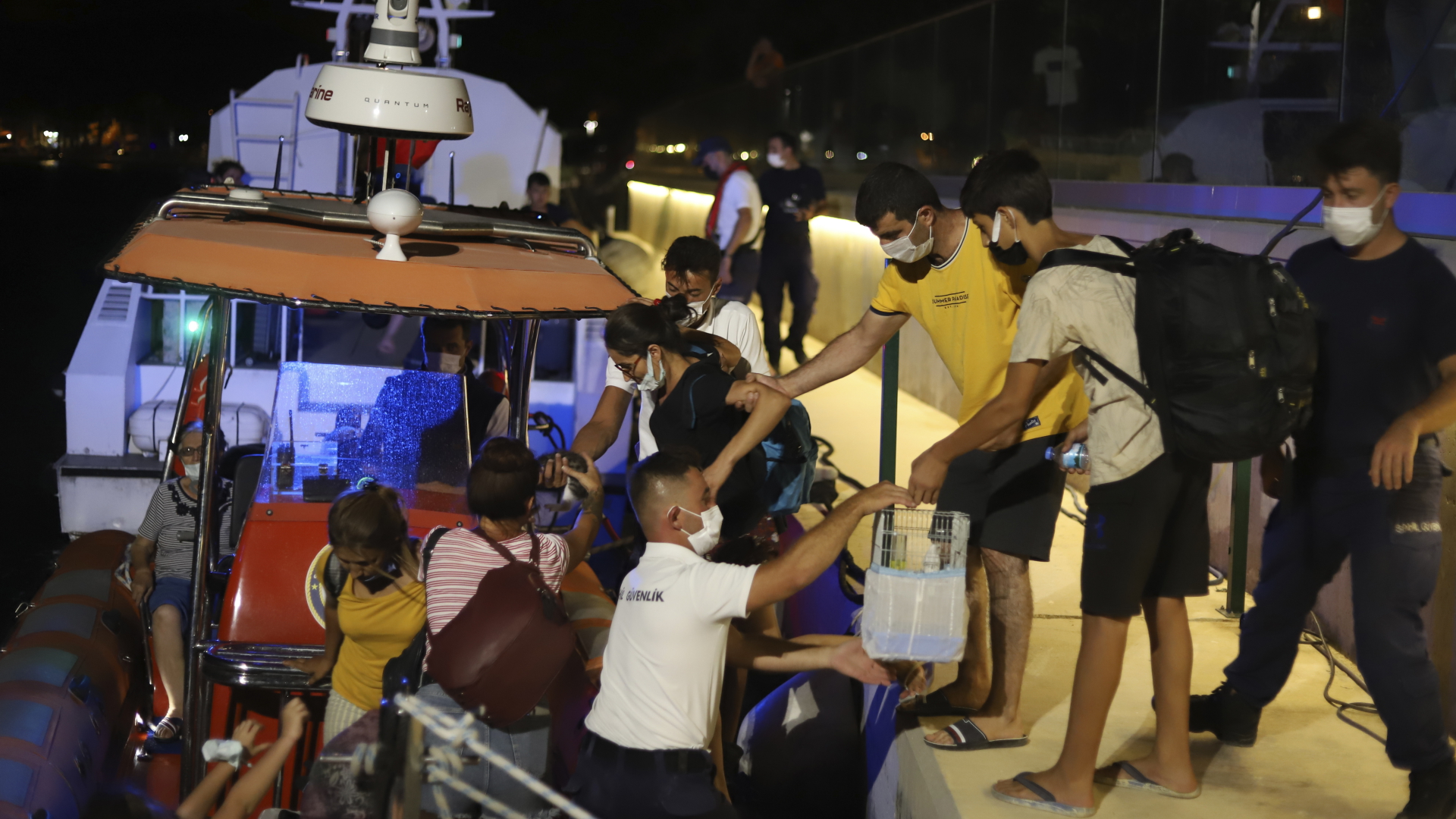 Menschen werden wegen der anhaltenden Waldbrände in der Türkei mit Booten evakuiert.